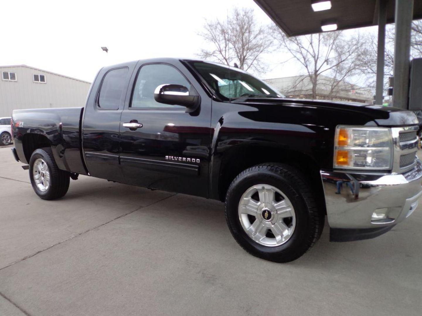 2013 BLACK CHEVROLET SILVERADO 1500 LT (1GCRKSE75DZ) with an 5.3L engine, Automatic transmission, located at 6610 L St., Omaha, NE, 68117, (402) 731-7800, 41.212872, -96.014702 - THIS VEHICLE HAS A CLEAN TITLE WITH A FREE CARFAX PROVIDED! 1-OWNER, CLEAN CARFAX, LOW MILEAGE WITH NEWER TIRES! *****We have found that most customers do the majority of their shopping online before visiting a dealership. For this reason we feel it necessary to have a competitive price on our u - Photo#2