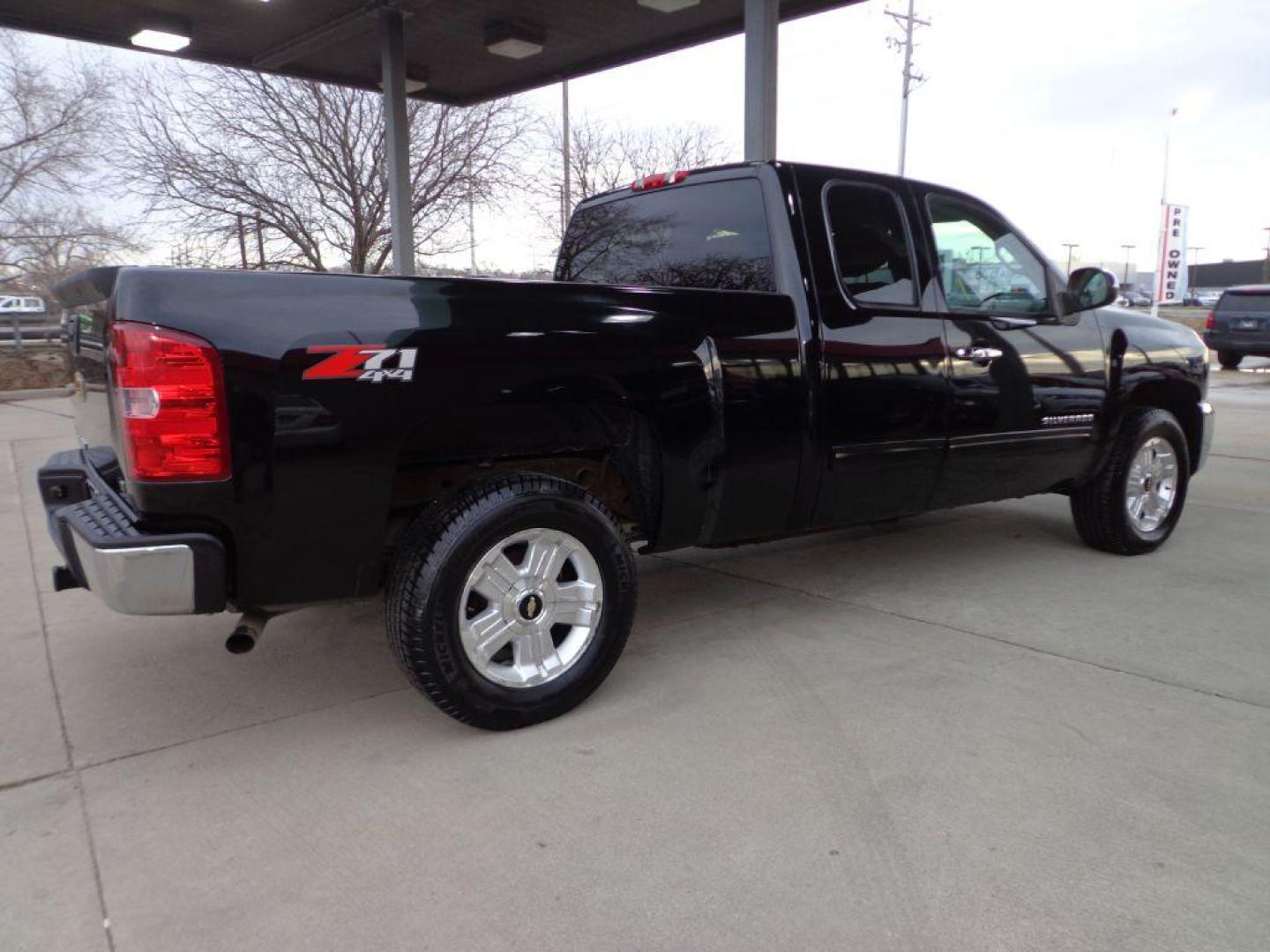 2013 BLACK CHEVROLET SILVERADO 1500 LT (1GCRKSE75DZ) with an 5.3L engine, Automatic transmission, located at 6610 L St., Omaha, NE, 68117, (402) 731-7800, 41.212872, -96.014702 - THIS VEHICLE HAS A CLEAN TITLE WITH A FREE CARFAX PROVIDED! 1-OWNER, CLEAN CARFAX, LOW MILEAGE WITH NEWER TIRES! *****We have found that most customers do the majority of their shopping online before visiting a dealership. For this reason we feel it necessary to have a competitive price on our u - Photo#3