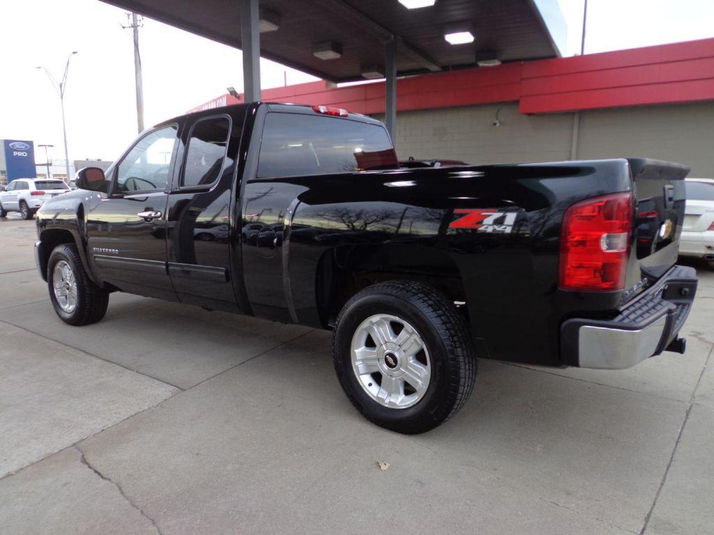 2013 BLACK CHEVROLET SILVERADO 1500 LT (1GCRKSE75DZ) with an 5.3L engine, Automatic transmission, located at 6610 L St., Omaha, NE, 68117, (402) 731-7800, 41.212872, -96.014702 - THIS VEHICLE HAS A CLEAN TITLE WITH A FREE CARFAX PROVIDED! 1-OWNER, CLEAN CARFAX, LOW MILEAGE WITH NEWER TIRES! *****We have found that most customers do the majority of their shopping online before visiting a dealership. For this reason we feel it necessary to have a competitive price on our u - Photo#5