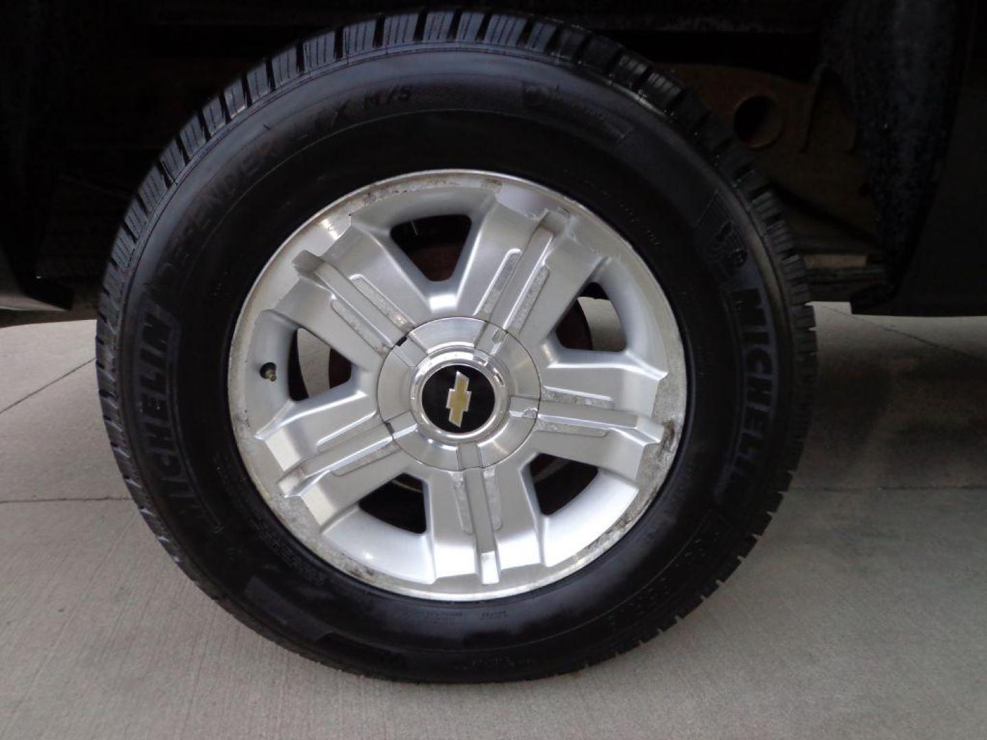 2013 BLACK CHEVROLET SILVERADO 1500 LT (1GCRKSE75DZ) with an 5.3L engine, Automatic transmission, located at 6610 L St., Omaha, NE, 68117, (402) 731-7800, 41.212872, -96.014702 - THIS VEHICLE HAS A CLEAN TITLE WITH A FREE CARFAX PROVIDED! 1-OWNER, CLEAN CARFAX, LOW MILEAGE WITH NEWER TIRES! *****We have found that most customers do the majority of their shopping online before visiting a dealership. For this reason we feel it necessary to have a competitive price on our u - Photo#9