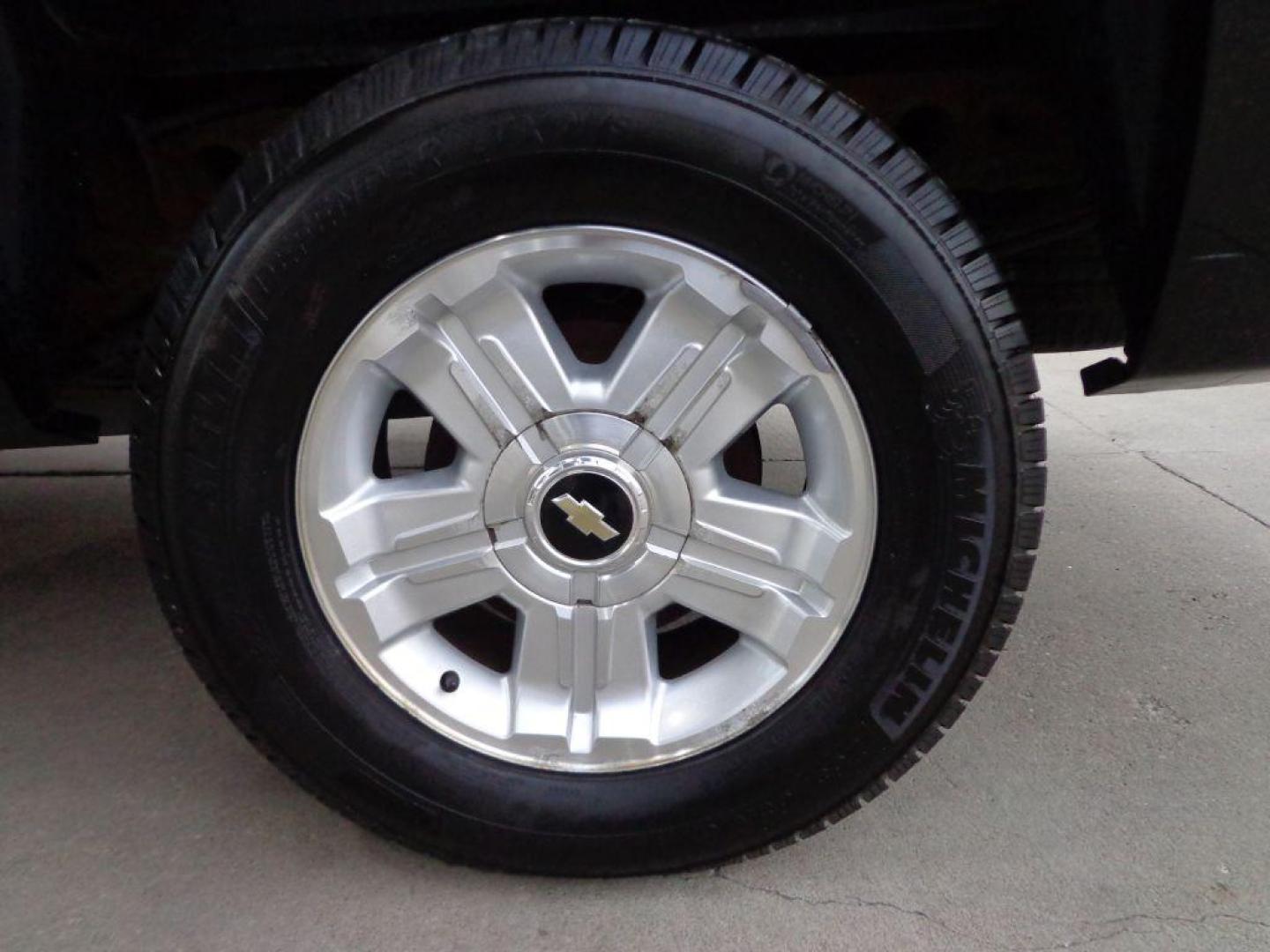 2013 BLACK CHEVROLET SILVERADO 1500 LT (1GCRKSE75DZ) with an 5.3L engine, Automatic transmission, located at 6610 L St., Omaha, NE, 68117, (402) 731-7800, 41.212872, -96.014702 - THIS VEHICLE HAS A CLEAN TITLE WITH A FREE CARFAX PROVIDED! 1-OWNER, CLEAN CARFAX, LOW MILEAGE WITH NEWER TIRES! *****We have found that most customers do the majority of their shopping online before visiting a dealership. For this reason we feel it necessary to have a competitive price on our u - Photo#10