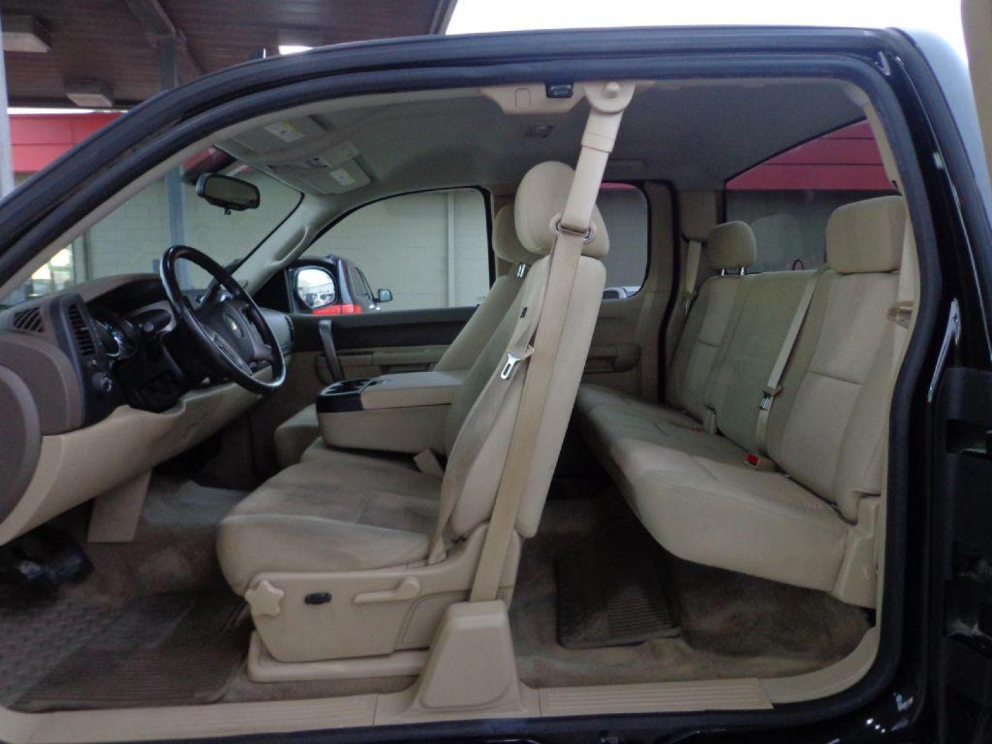 2013 BLACK CHEVROLET SILVERADO 1500 LT (1GCRKSE75DZ) with an 5.3L engine, Automatic transmission, located at 6610 L St., Omaha, NE, 68117, (402) 731-7800, 41.212872, -96.014702 - THIS VEHICLE HAS A CLEAN TITLE WITH A FREE CARFAX PROVIDED! 1-OWNER, CLEAN CARFAX, LOW MILEAGE WITH NEWER TIRES! *****We have found that most customers do the majority of their shopping online before visiting a dealership. For this reason we feel it necessary to have a competitive price on our u - Photo#12