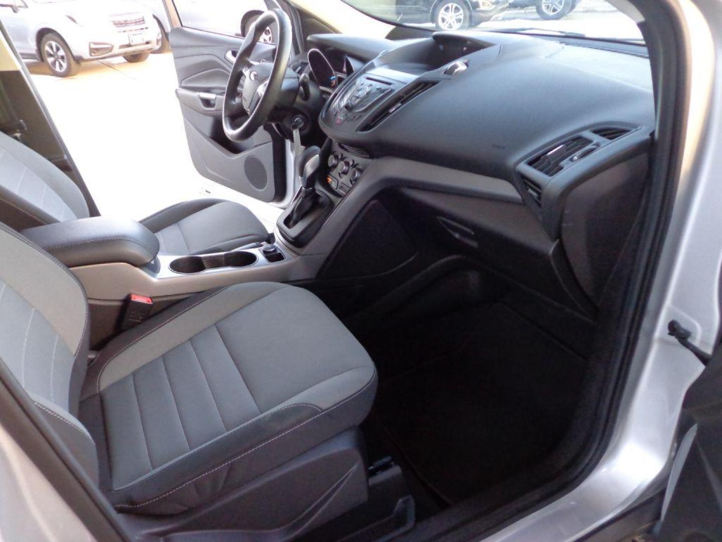 2015 SILVER FORD ESCAPE SE (1FMCU0G78FU) with an 2.5L engine, Automatic transmission, located at 6610 L St., Omaha, NE, 68117, (402) 731-7800, 41.212872, -96.014702 - 2-OWNER, CLEAN CARFAX, LOW MILEAGE TRADE-IN *****We have found that most customers do the majority of their shopping online before visiting a dealership. For this reason we feel it necessary to have a competitive price on our used vehicles right up front. We spend time researching the region to - Photo#17