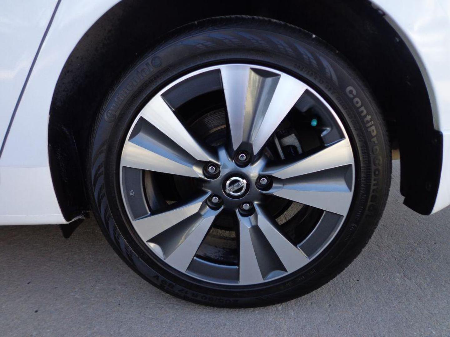 2017 WHITE NISSAN SENTRA SL (3N1AB7AP5HY) with an 1.8L engine, Continuously Variable transmission, located at 6610 L St., Omaha, NE, 68117, (402) 731-7800, 41.212872, -96.014702 - Photo#9