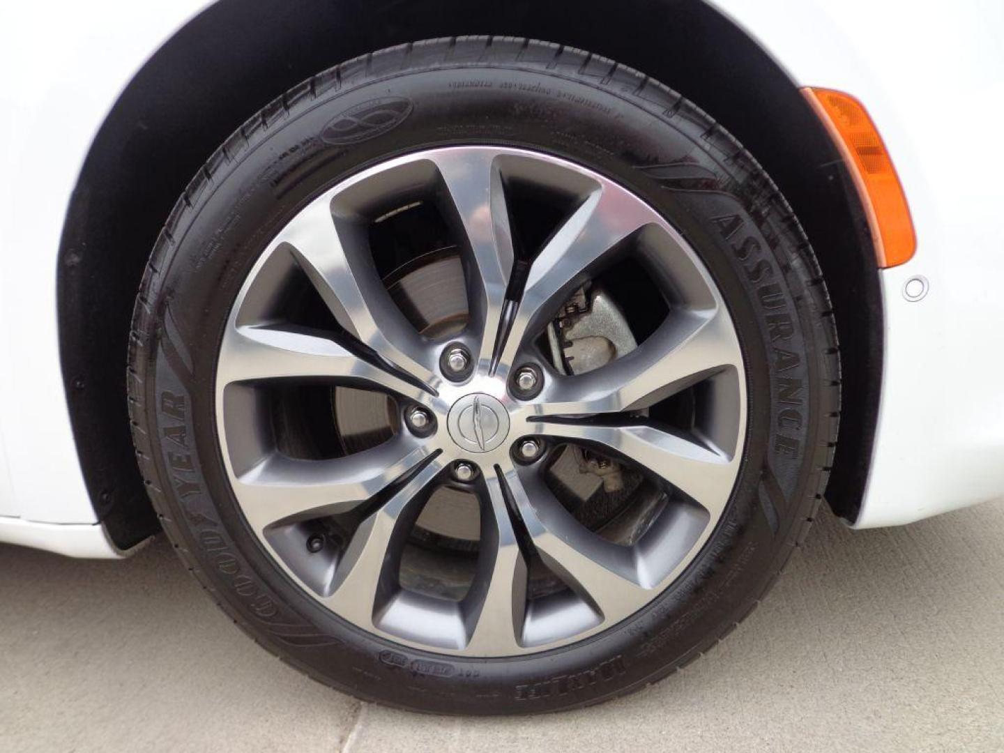 2017 WHITE CHRYSLER PACIFICA LIMITED (2C4RC1GG7HR) with an 3.6L engine, Automatic transmission, located at 6610 L St., Omaha, NE, 68117, (402) 731-7800, 41.212872, -96.014702 - THIS VEHICLE HAS A BEEN FULLY INSPECTED AND HAS A CLEAN TITLE WITH A FREE CARFAX REPORT PROVIDED! SHARP 1-OWNER, CLEAN CARFAX, LOW MILEAGE, PANORAMIC ROOF, 20IN PREMIUM WHEELS, NEWER TIRES, Advanced SafetyTec Group AND Uconnectr Theater Package! *****We have found that most customers do the maj - Photo#8