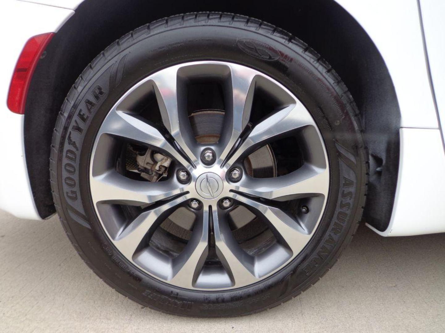 2017 WHITE CHRYSLER PACIFICA LIMITED (2C4RC1GG7HR) with an 3.6L engine, Automatic transmission, located at 6610 L St., Omaha, NE, 68117, (402) 731-7800, 41.212872, -96.014702 - THIS VEHICLE HAS A BEEN FULLY INSPECTED AND HAS A CLEAN TITLE WITH A FREE CARFAX REPORT PROVIDED! SHARP 1-OWNER, CLEAN CARFAX, LOW MILEAGE, PANORAMIC ROOF, 20IN PREMIUM WHEELS, NEWER TIRES, Advanced SafetyTec Group AND Uconnectr Theater Package! *****We have found that most customers do the maj - Photo#9