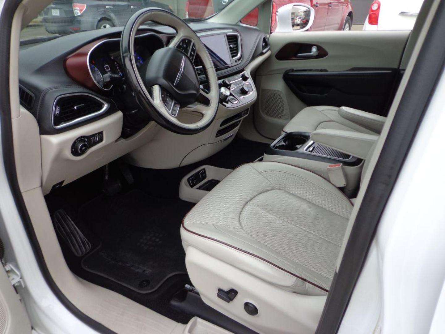 2017 WHITE CHRYSLER PACIFICA LIMITED (2C4RC1GG7HR) with an 3.6L engine, Automatic transmission, located at 6610 L St., Omaha, NE, 68117, (402) 731-7800, 41.212872, -96.014702 - THIS VEHICLE HAS A BEEN FULLY INSPECTED AND HAS A CLEAN TITLE WITH A FREE CARFAX REPORT PROVIDED! SHARP 1-OWNER, CLEAN CARFAX, LOW MILEAGE, PANORAMIC ROOF, 20IN PREMIUM WHEELS, NEWER TIRES, Advanced SafetyTec Group AND Uconnectr Theater Package! *****We have found that most customers do the maj - Photo#14