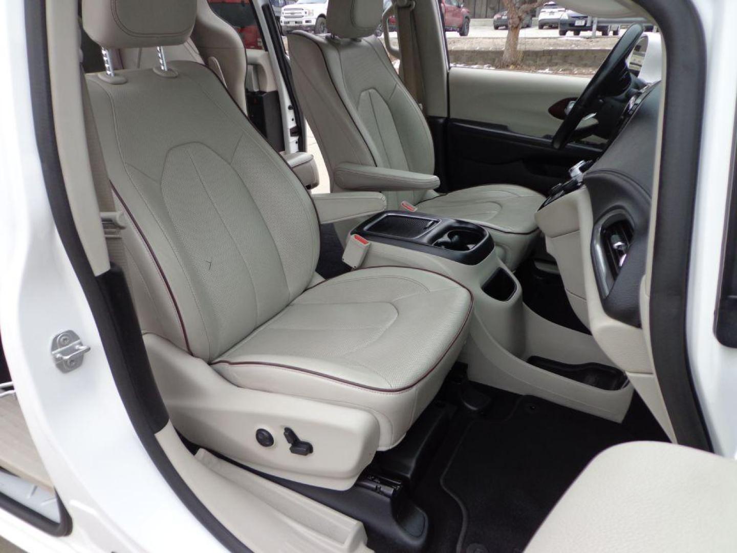 2017 WHITE CHRYSLER PACIFICA LIMITED (2C4RC1GG7HR) with an 3.6L engine, Automatic transmission, located at 6610 L St., Omaha, NE, 68117, (402) 731-7800, 41.212872, -96.014702 - THIS VEHICLE HAS A BEEN FULLY INSPECTED AND HAS A CLEAN TITLE WITH A FREE CARFAX REPORT PROVIDED! SHARP 1-OWNER, CLEAN CARFAX, LOW MILEAGE, PANORAMIC ROOF, 20IN PREMIUM WHEELS, NEWER TIRES, Advanced SafetyTec Group AND Uconnectr Theater Package! *****We have found that most customers do the maj - Photo#16