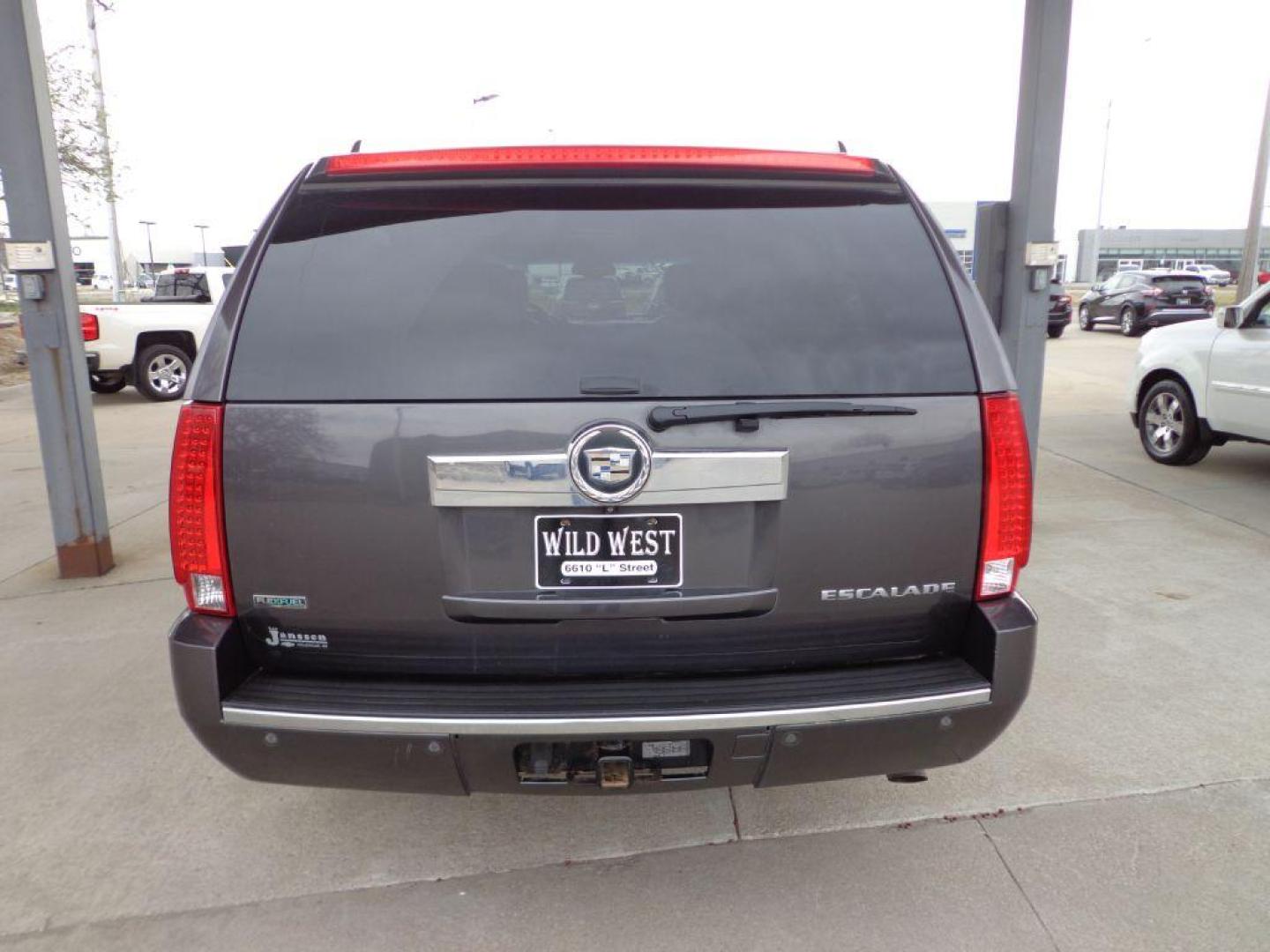 2011 GRAY CADILLAC ESCALADE ESV (1GYS4GEF7BR) with an 6.2L engine, Automatic transmission, located at 6610 L St., Omaha, NE, 68117, (402) 731-7800, 41.212872, -96.014702 - THIS VEHICLE HAS A BEEN FULLY INSPECTED AND HAS A CLEAN TITLE WITH A FREE CARFAX REPORT PROVIDED! 2-OWNER, PRE-INSPECTED TRADE-IN WITH A CLEAN CARFAX! *****We have found that most customers do the majority of their shopping online before visiting a ealership. For this reason we feel it necessar - Photo#4