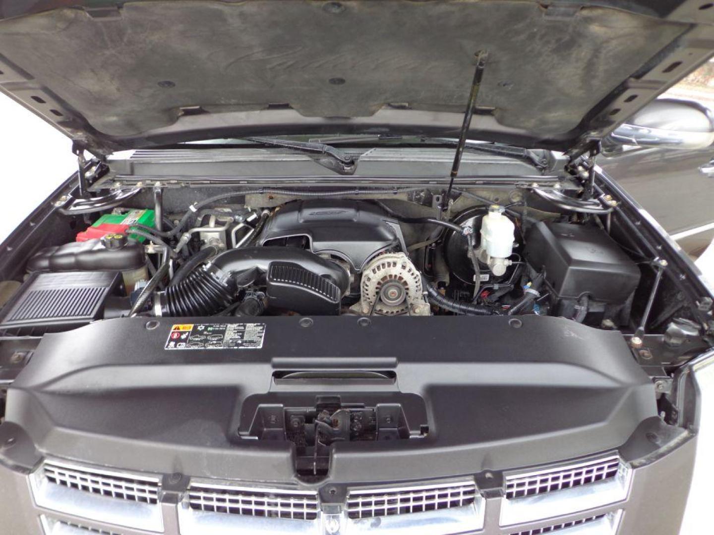 2011 GRAY CADILLAC ESCALADE ESV (1GYS4GEF7BR) with an 6.2L engine, Automatic transmission, located at 6610 L St., Omaha, NE, 68117, (402) 731-7800, 41.212872, -96.014702 - THIS VEHICLE HAS A BEEN FULLY INSPECTED AND HAS A CLEAN TITLE WITH A FREE CARFAX REPORT PROVIDED! 2-OWNER, PRE-INSPECTED TRADE-IN WITH A CLEAN CARFAX! *****We have found that most customers do the majority of their shopping online before visiting a ealership. For this reason we feel it necessar - Photo#7