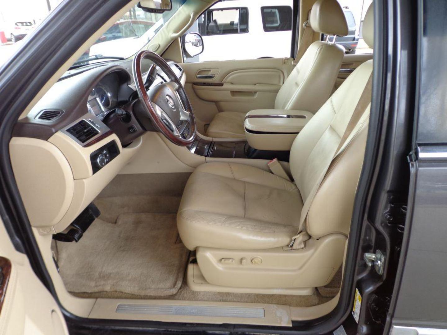 2011 GRAY CADILLAC ESCALADE ESV (1GYS4GEF7BR) with an 6.2L engine, Automatic transmission, located at 6610 L St., Omaha, NE, 68117, (402) 731-7800, 41.212872, -96.014702 - THIS VEHICLE HAS A BEEN FULLY INSPECTED AND HAS A CLEAN TITLE WITH A FREE CARFAX REPORT PROVIDED! 2-OWNER, PRE-INSPECTED TRADE-IN WITH A CLEAN CARFAX! *****We have found that most customers do the majority of their shopping online before visiting a ealership. For this reason we feel it necessar - Photo#8