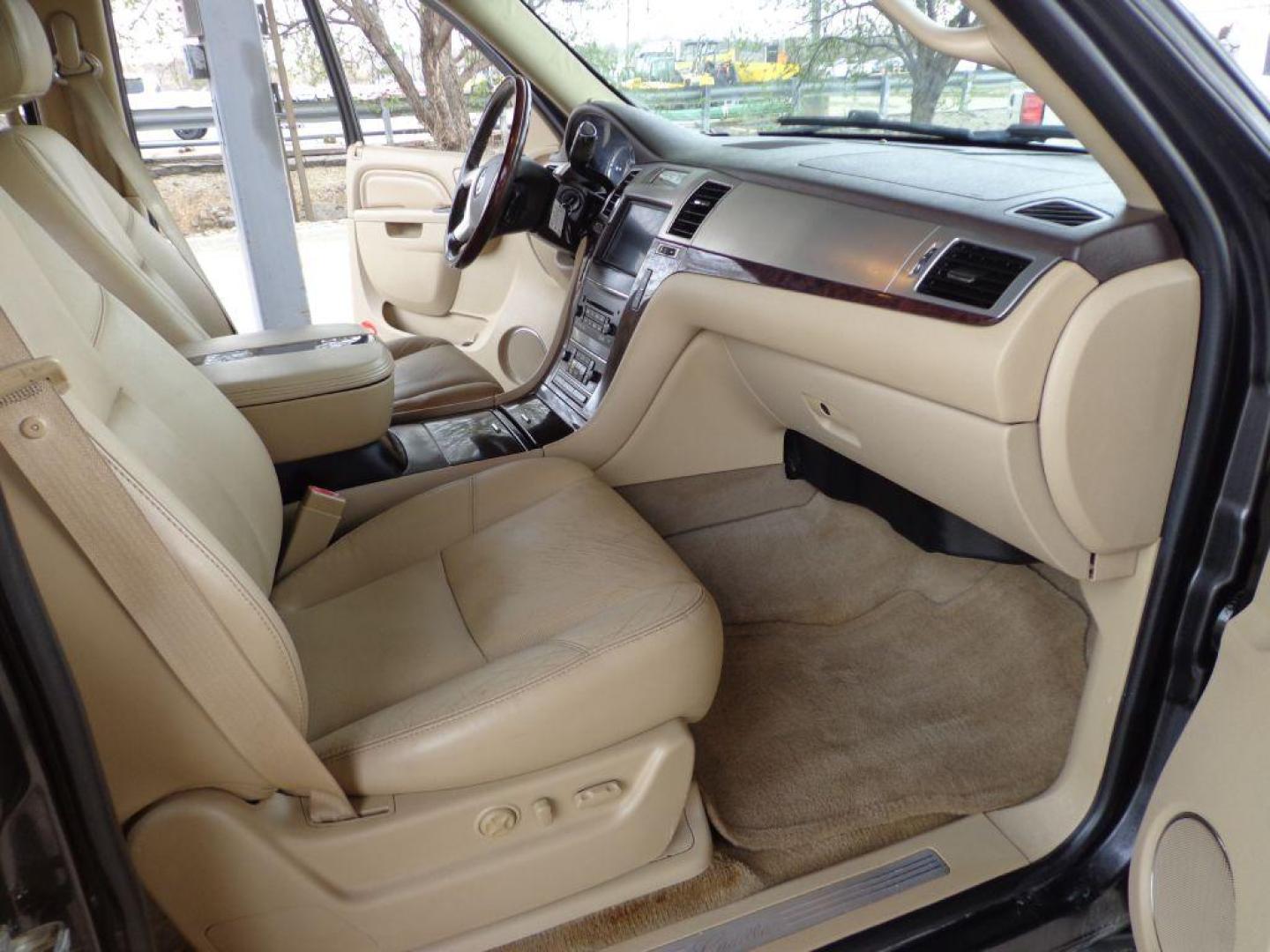 2011 GRAY CADILLAC ESCALADE ESV (1GYS4GEF7BR) with an 6.2L engine, Automatic transmission, located at 6610 L St., Omaha, NE, 68117, (402) 731-7800, 41.212872, -96.014702 - THIS VEHICLE HAS A BEEN FULLY INSPECTED AND HAS A CLEAN TITLE WITH A FREE CARFAX REPORT PROVIDED! 2-OWNER, PRE-INSPECTED TRADE-IN WITH A CLEAN CARFAX! *****We have found that most customers do the majority of their shopping online before visiting a ealership. For this reason we feel it necessar - Photo#13