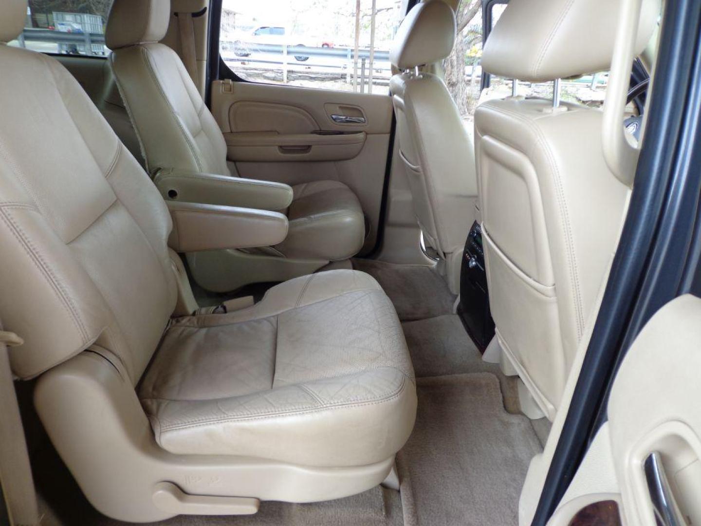 2011 GRAY CADILLAC ESCALADE ESV (1GYS4GEF7BR) with an 6.2L engine, Automatic transmission, located at 6610 L St., Omaha, NE, 68117, (402) 731-7800, 41.212872, -96.014702 - THIS VEHICLE HAS A BEEN FULLY INSPECTED AND HAS A CLEAN TITLE WITH A FREE CARFAX REPORT PROVIDED! 2-OWNER, PRE-INSPECTED TRADE-IN WITH A CLEAN CARFAX! *****We have found that most customers do the majority of their shopping online before visiting a ealership. For this reason we feel it necessar - Photo#14