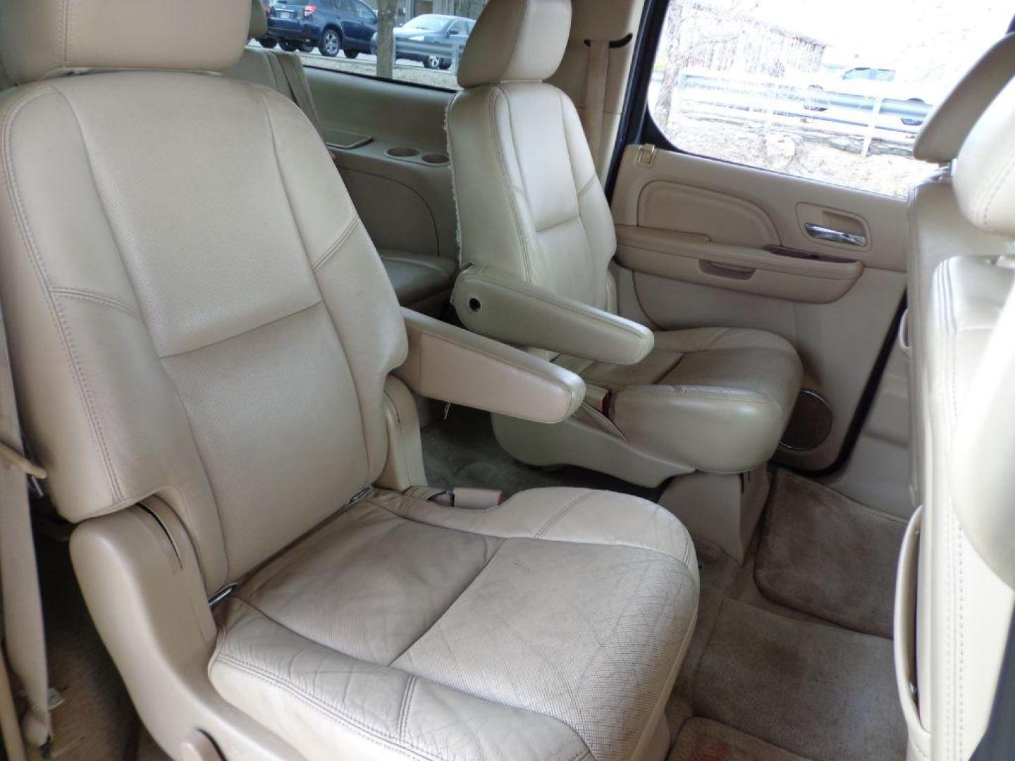 2011 GRAY CADILLAC ESCALADE ESV (1GYS4GEF7BR) with an 6.2L engine, Automatic transmission, located at 6610 L St., Omaha, NE, 68117, (402) 731-7800, 41.212872, -96.014702 - THIS VEHICLE HAS A BEEN FULLY INSPECTED AND HAS A CLEAN TITLE WITH A FREE CARFAX REPORT PROVIDED! 2-OWNER, PRE-INSPECTED TRADE-IN WITH A CLEAN CARFAX! *****We have found that most customers do the majority of their shopping online before visiting a ealership. For this reason we feel it necessar - Photo#15