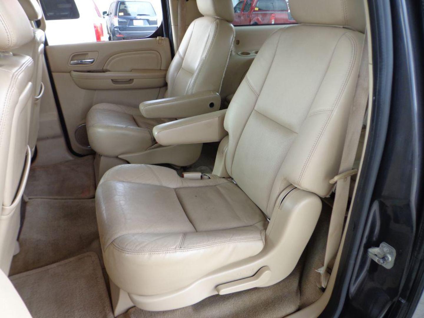 2011 GRAY CADILLAC ESCALADE ESV (1GYS4GEF7BR) with an 6.2L engine, Automatic transmission, located at 6610 L St., Omaha, NE, 68117, (402) 731-7800, 41.212872, -96.014702 - THIS VEHICLE HAS A BEEN FULLY INSPECTED AND HAS A CLEAN TITLE WITH A FREE CARFAX REPORT PROVIDED! 2-OWNER, PRE-INSPECTED TRADE-IN WITH A CLEAN CARFAX! *****We have found that most customers do the majority of their shopping online before visiting a ealership. For this reason we feel it necessar - Photo#16