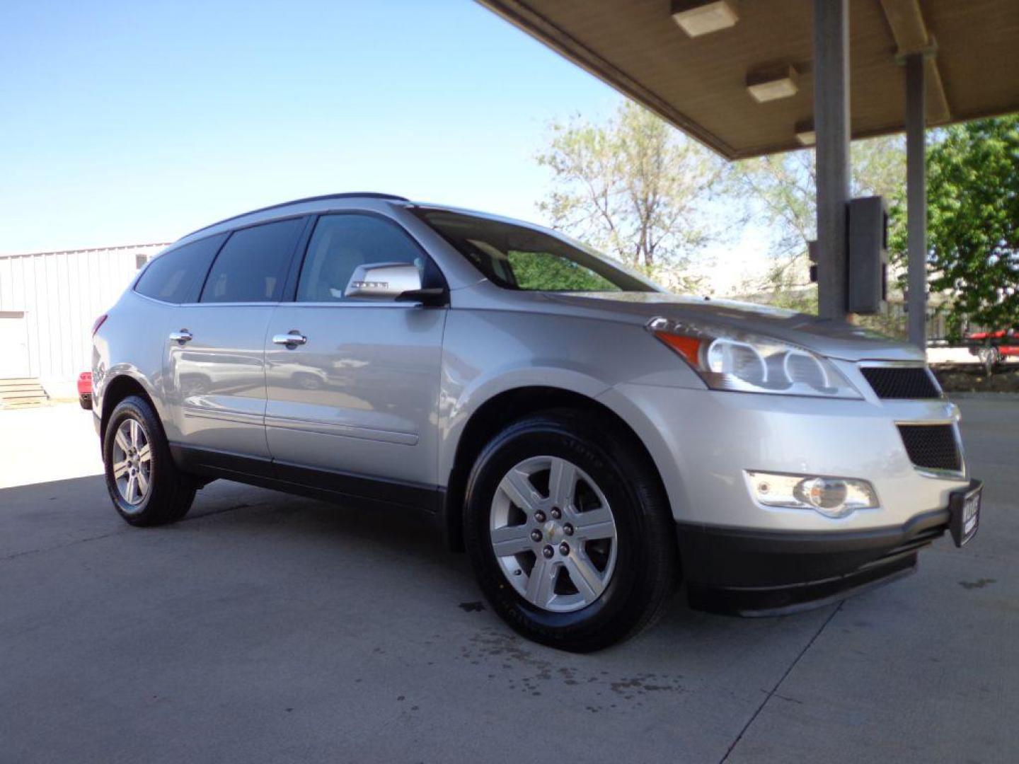 2011 SILVER CHEVROLET TRAVERSE LT (1GNKVJED9BJ) with an 3.6L engine, Automatic transmission, located at 6610 L St., Omaha, NE, 68117, (402) 731-7800, 41.212872, -96.014702 - THIS VEHICLE HAS A BEEN FULLY INSPECTED AND HAS A CLEAN TITLE WITH A FREE CARFAX REPORT PROVIDED! 2-OWNER, CLEAN CARFAX TRADE-IN RUINS AND DRIVES GREAT WITH NEWER TIRES! *****We have found that most customers do the majority of their shopping online before visiting a ealership. For this reaso - Photo#2