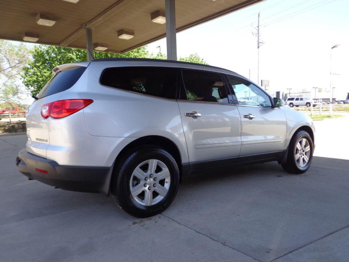 2011 SILVER CHEVROLET TRAVERSE LT (1GNKVJED9BJ) with an 3.6L engine, Automatic transmission, located at 6610 L St., Omaha, NE, 68117, (402) 731-7800, 41.212872, -96.014702 - THIS VEHICLE HAS A BEEN FULLY INSPECTED AND HAS A CLEAN TITLE WITH A FREE CARFAX REPORT PROVIDED! 2-OWNER, CLEAN CARFAX TRADE-IN RUINS AND DRIVES GREAT WITH NEWER TIRES! *****We have found that most customers do the majority of their shopping online before visiting a ealership. For this reaso - Photo#3