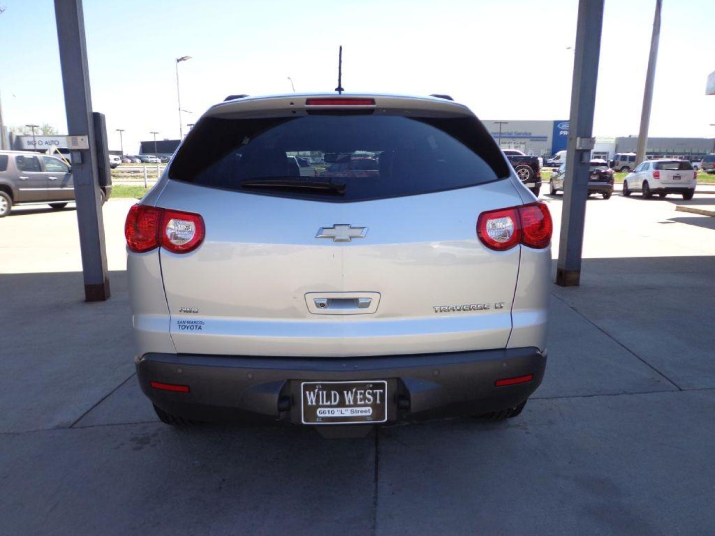 2011 SILVER CHEVROLET TRAVERSE LT (1GNKVJED9BJ) with an 3.6L engine, Automatic transmission, located at 6610 L St., Omaha, NE, 68117, (402) 731-7800, 41.212872, -96.014702 - THIS VEHICLE HAS A BEEN FULLY INSPECTED AND HAS A CLEAN TITLE WITH A FREE CARFAX REPORT PROVIDED! 2-OWNER, CLEAN CARFAX TRADE-IN RUINS AND DRIVES GREAT WITH NEWER TIRES! *****We have found that most customers do the majority of their shopping online before visiting a ealership. For this reaso - Photo#4