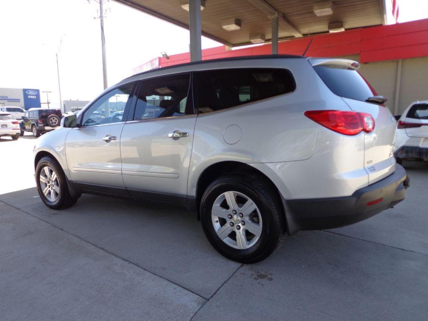 2011 SILVER CHEVROLET TRAVERSE LT (1GNKVJED9BJ) with an 3.6L engine, Automatic transmission, located at 6610 L St., Omaha, NE, 68117, (402) 731-7800, 41.212872, -96.014702 - THIS VEHICLE HAS A BEEN FULLY INSPECTED AND HAS A CLEAN TITLE WITH A FREE CARFAX REPORT PROVIDED! 2-OWNER, CLEAN CARFAX TRADE-IN RUINS AND DRIVES GREAT WITH NEWER TIRES! *****We have found that most customers do the majority of their shopping online before visiting a ealership. For this reaso - Photo#5