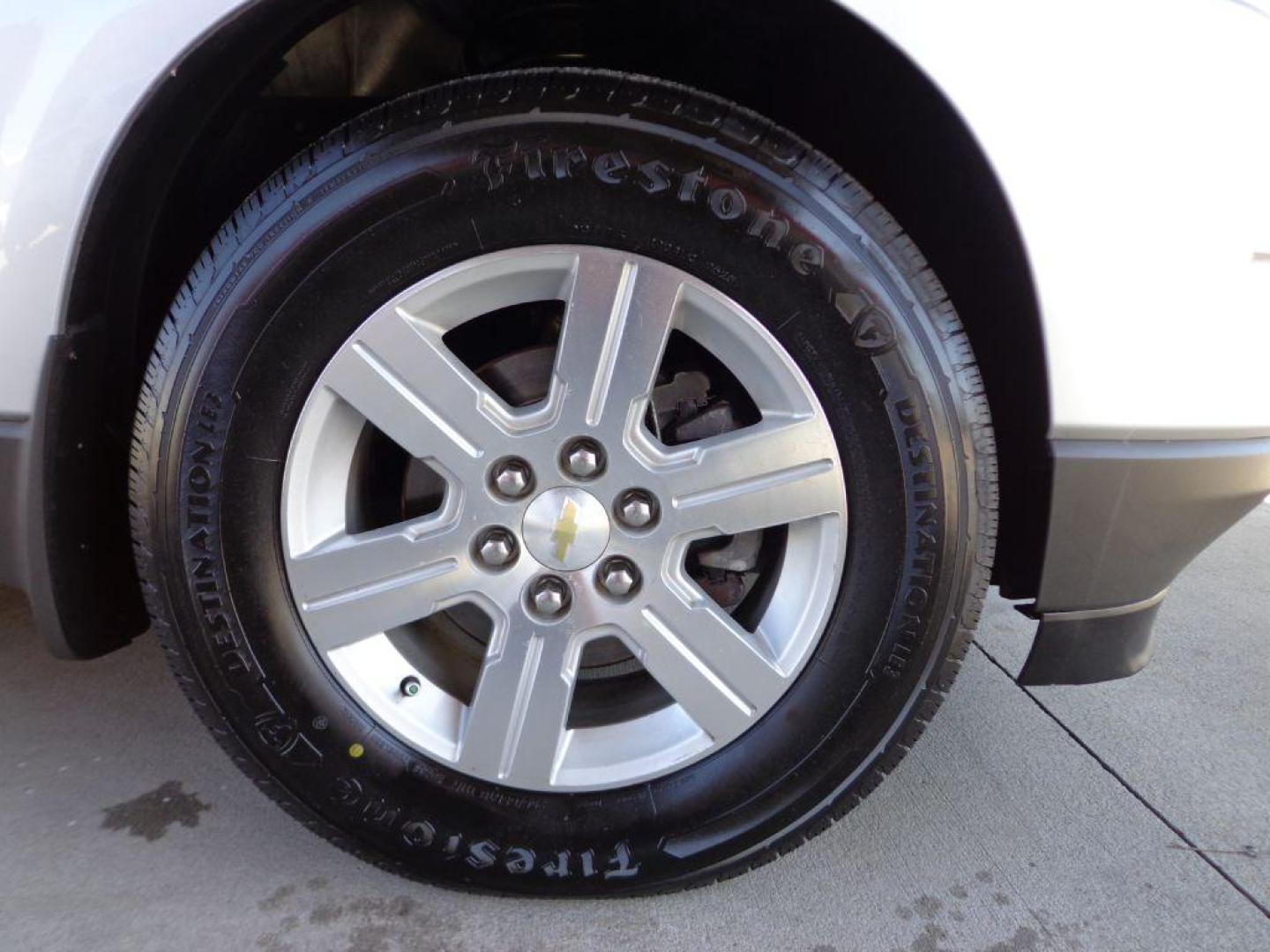 2011 SILVER CHEVROLET TRAVERSE LT (1GNKVJED9BJ) with an 3.6L engine, Automatic transmission, located at 6610 L St., Omaha, NE, 68117, (402) 731-7800, 41.212872, -96.014702 - THIS VEHICLE HAS A BEEN FULLY INSPECTED AND HAS A CLEAN TITLE WITH A FREE CARFAX REPORT PROVIDED! 2-OWNER, CLEAN CARFAX TRADE-IN RUINS AND DRIVES GREAT WITH NEWER TIRES! *****We have found that most customers do the majority of their shopping online before visiting a ealership. For this reaso - Photo#8
