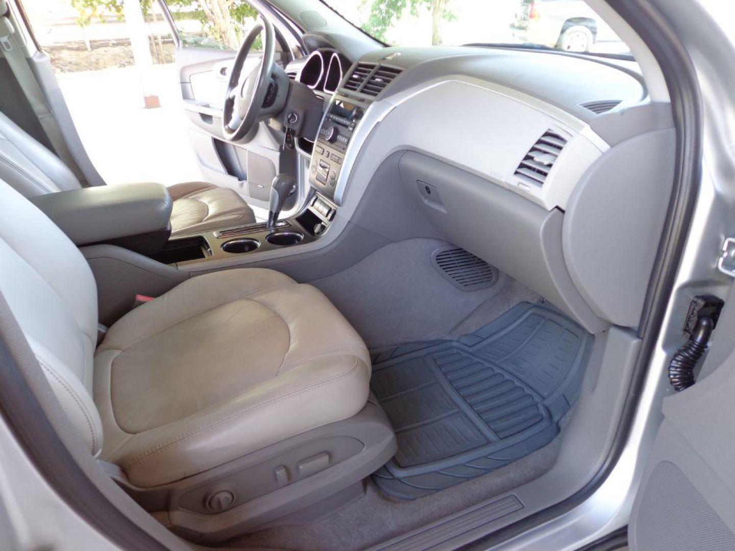 2011 SILVER CHEVROLET TRAVERSE LT (1GNKVJED9BJ) with an 3.6L engine, Automatic transmission, located at 6610 L St., Omaha, NE, 68117, (402) 731-7800, 41.212872, -96.014702 - THIS VEHICLE HAS A BEEN FULLY INSPECTED AND HAS A CLEAN TITLE WITH A FREE CARFAX REPORT PROVIDED! 2-OWNER, CLEAN CARFAX TRADE-IN RUINS AND DRIVES GREAT WITH NEWER TIRES! *****We have found that most customers do the majority of their shopping online before visiting a ealership. For this reaso - Photo#17