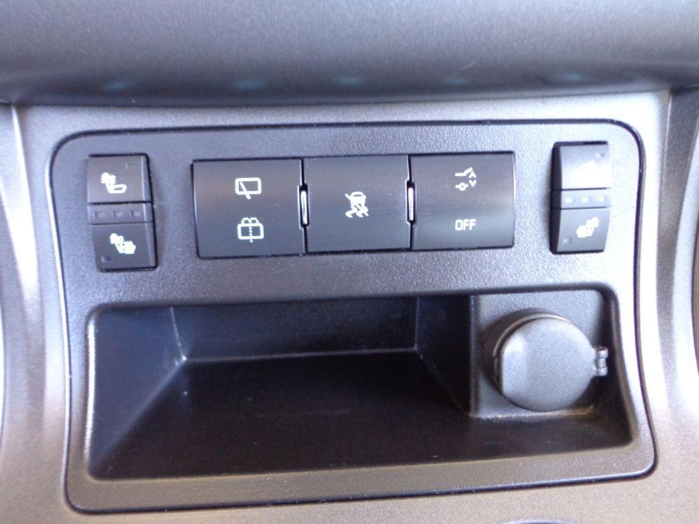 2011 SILVER CHEVROLET TRAVERSE LT (1GNKVJED9BJ) with an 3.6L engine, Automatic transmission, located at 6610 L St., Omaha, NE, 68117, (402) 731-7800, 41.212872, -96.014702 - THIS VEHICLE HAS A BEEN FULLY INSPECTED AND HAS A CLEAN TITLE WITH A FREE CARFAX REPORT PROVIDED! 2-OWNER, CLEAN CARFAX TRADE-IN RUINS AND DRIVES GREAT WITH NEWER TIRES! *****We have found that most customers do the majority of their shopping online before visiting a ealership. For this reaso - Photo#24