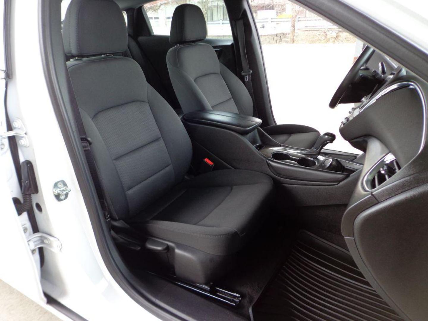 2018 WHITE CHEVROLET MALIBU LT (1G1ZD5ST0JF) with an 1.5L engine, Automatic transmission, located at 6610 L St., Omaha, NE, 68117, (402) 731-7800, 41.212872, -96.014702 - THIS VEHICLE HAS A BEEN FULLY INSPECTED AND HAS A CLEAN TITLE WITH A FREE CARFAX REPORT PROVIDED! 2-OWNER, CLEAN CARFAX, LOW MILEAGE, SUNROOF, BACKUP CAM, REMOTE START AND NEWER TIRES *****We have found that most customers do the majority of their shopping online before visiting a ealership. Fo - Photo#14