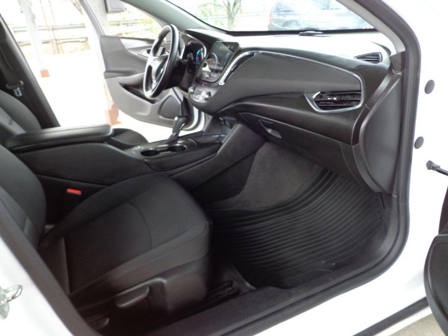 2018 WHITE CHEVROLET MALIBU LT (1G1ZD5ST0JF) with an 1.5L engine, Automatic transmission, located at 6610 L St., Omaha, NE, 68117, (402) 731-7800, 41.212872, -96.014702 - THIS VEHICLE HAS A BEEN FULLY INSPECTED AND HAS A CLEAN TITLE WITH A FREE CARFAX REPORT PROVIDED! 2-OWNER, CLEAN CARFAX, LOW MILEAGE, SUNROOF, BACKUP CAM, REMOTE START AND NEWER TIRES *****We have found that most customers do the majority of their shopping online before visiting a ealership. Fo - Photo#15