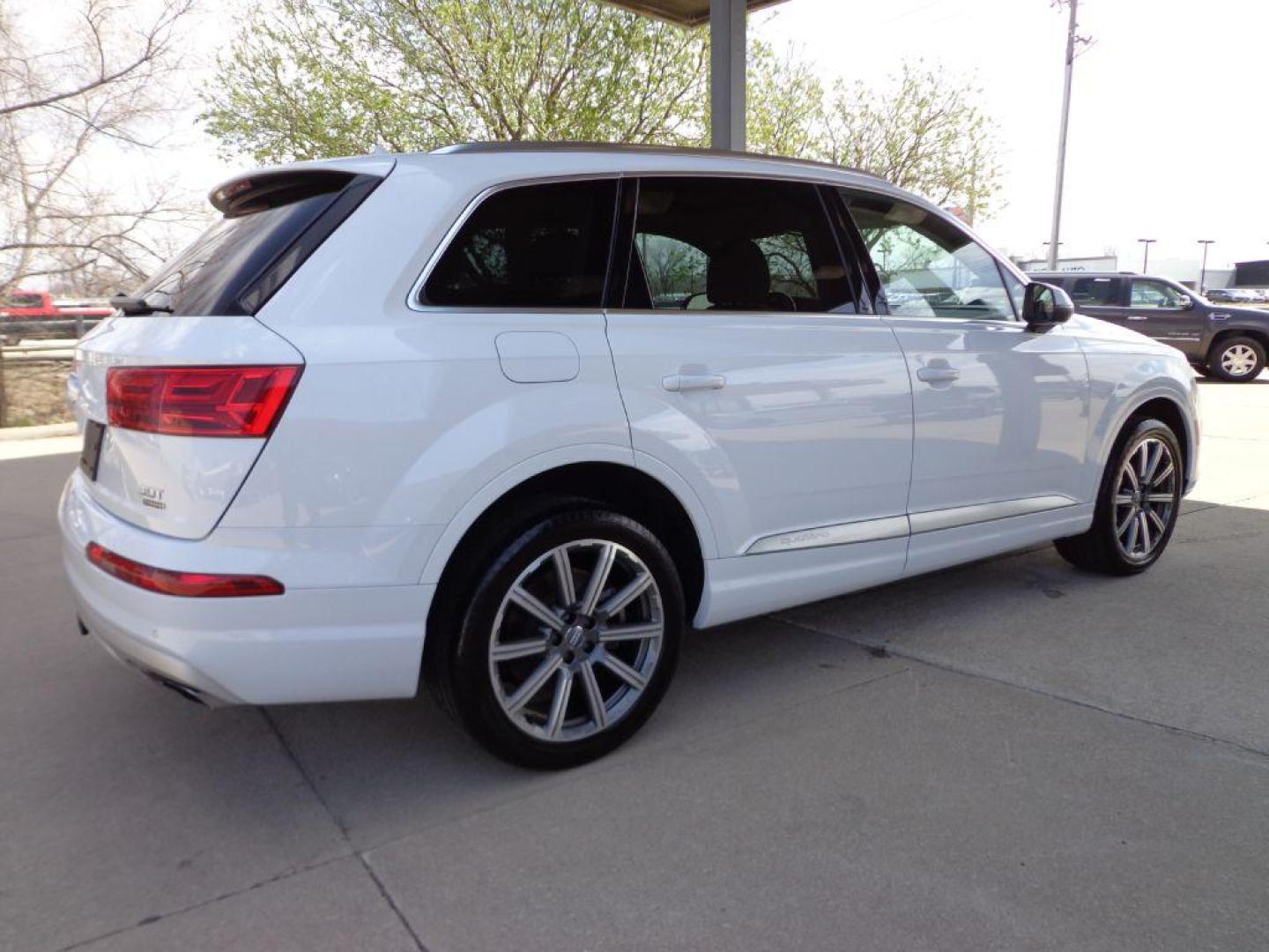 2018 WHITE AUDI Q7 PREMIUM PLUS (WA1LAAF77JD) with an 3.0L engine, Automatic transmission, located at 6610 L St., Omaha, NE, 68117, (402) 731-7800, 41.212872, -96.014702 - THIS VEHICLE HAS A BEEN FULLY INSPECTED AND HAS A CLEAN TITLE WITH A FREE CARFAX REPORT PROVIDED! *****We have found that most customers do the majority of their shopping online before visiting a ealership. For this reason we feel it necessary to have a competitive price on our used vehicles rig - Photo#3