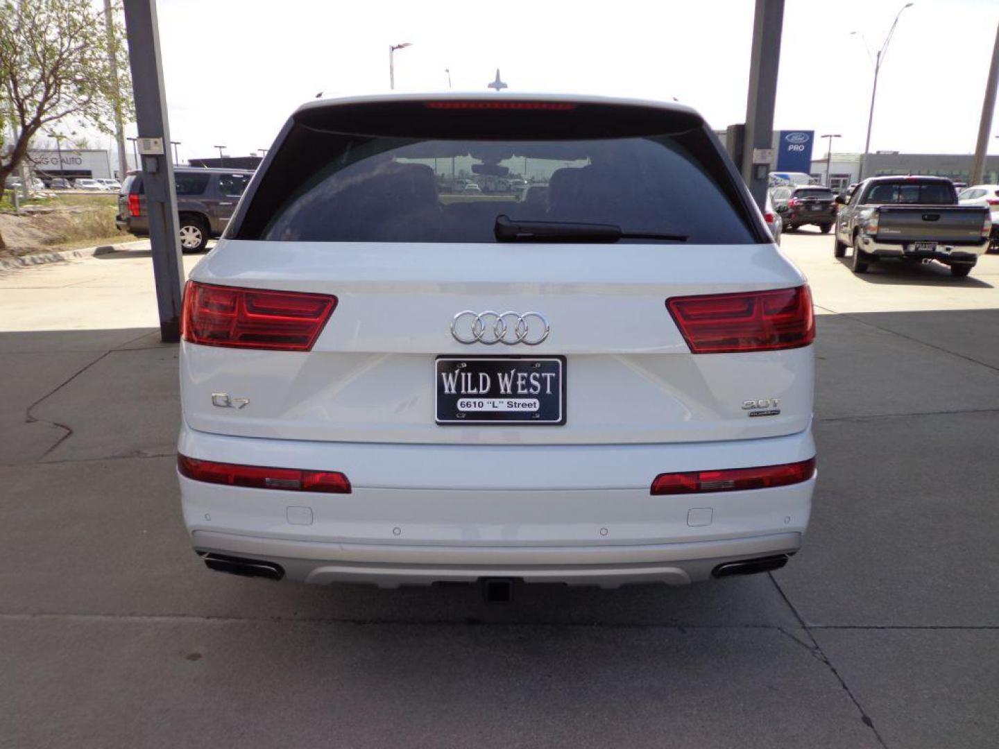 2018 WHITE AUDI Q7 PREMIUM PLUS (WA1LAAF77JD) with an 3.0L engine, Automatic transmission, located at 6610 L St., Omaha, NE, 68117, (402) 731-7800, 41.212872, -96.014702 - THIS VEHICLE HAS A BEEN FULLY INSPECTED AND HAS A CLEAN TITLE WITH A FREE CARFAX REPORT PROVIDED! *****We have found that most customers do the majority of their shopping online before visiting a ealership. For this reason we feel it necessary to have a competitive price on our used vehicles rig - Photo#4