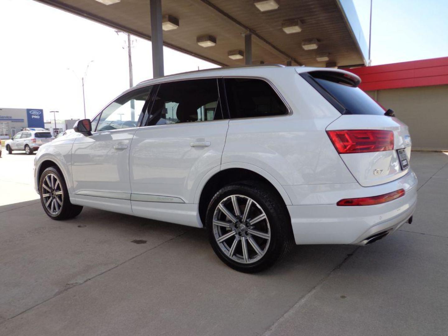 2018 WHITE AUDI Q7 PREMIUM PLUS (WA1LAAF77JD) with an 3.0L engine, Automatic transmission, located at 6610 L St., Omaha, NE, 68117, (402) 731-7800, 41.212872, -96.014702 - THIS VEHICLE HAS A BEEN FULLY INSPECTED AND HAS A CLEAN TITLE WITH A FREE CARFAX REPORT PROVIDED! *****We have found that most customers do the majority of their shopping online before visiting a ealership. For this reason we feel it necessary to have a competitive price on our used vehicles rig - Photo#5