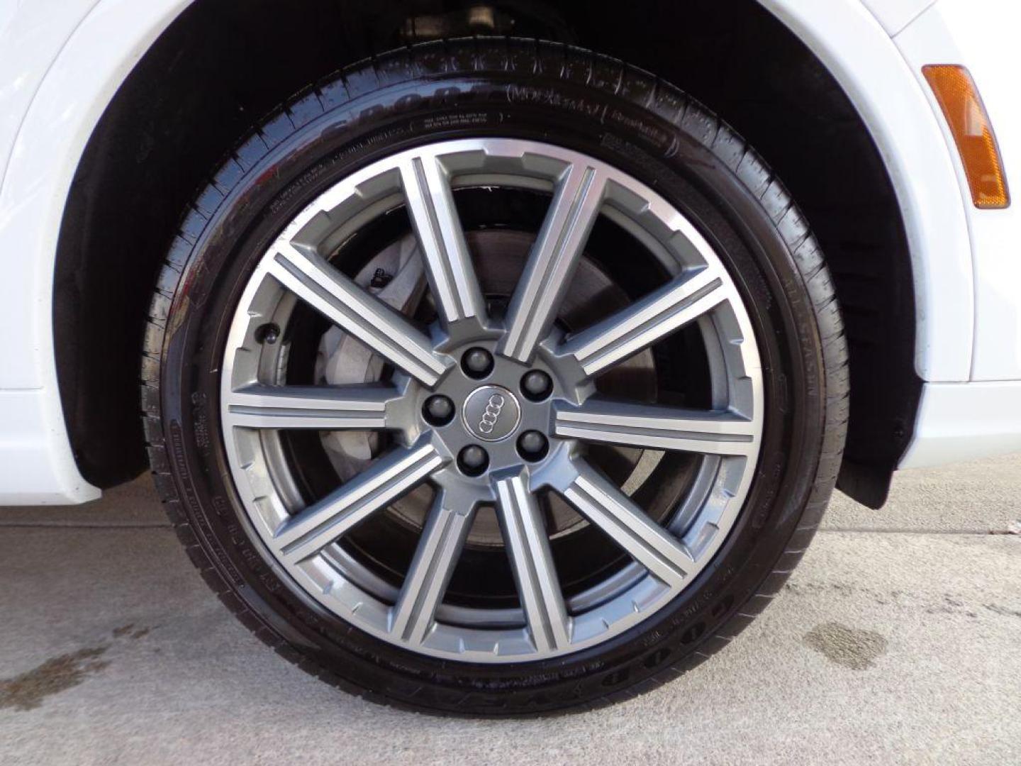 2018 WHITE AUDI Q7 PREMIUM PLUS (WA1LAAF77JD) with an 3.0L engine, Automatic transmission, located at 6610 L St., Omaha, NE, 68117, (402) 731-7800, 41.212872, -96.014702 - THIS VEHICLE HAS A BEEN FULLY INSPECTED AND HAS A CLEAN TITLE WITH A FREE CARFAX REPORT PROVIDED! *****We have found that most customers do the majority of their shopping online before visiting a ealership. For this reason we feel it necessary to have a competitive price on our used vehicles rig - Photo#8