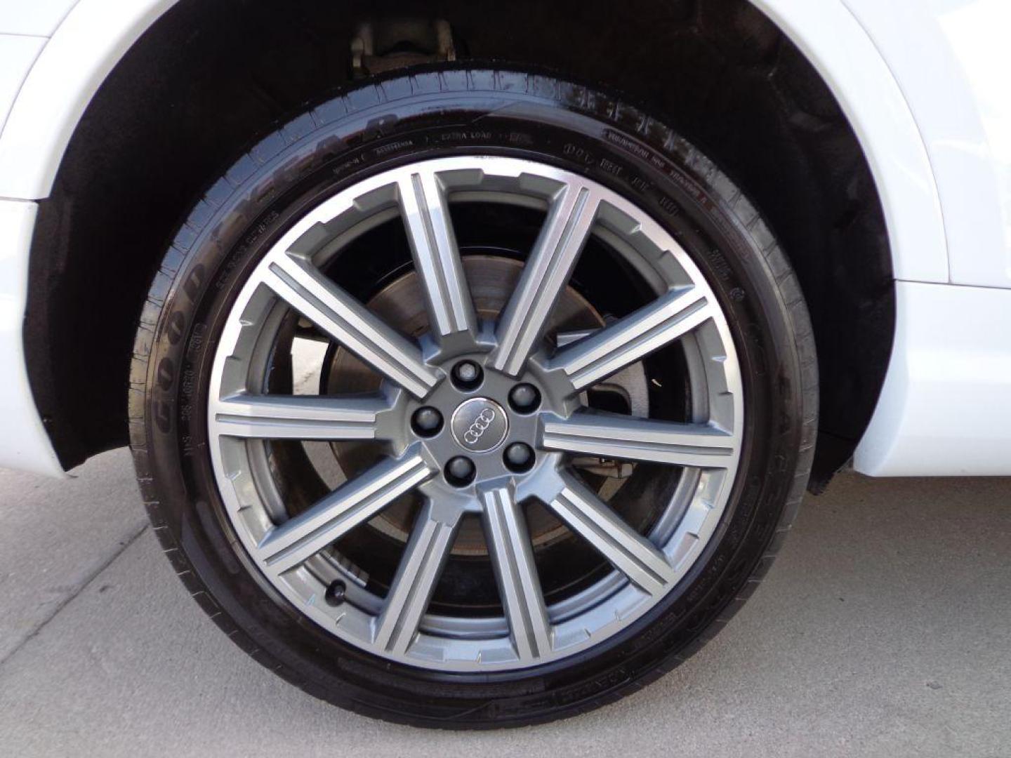 2018 WHITE AUDI Q7 PREMIUM PLUS (WA1LAAF77JD) with an 3.0L engine, Automatic transmission, located at 6610 L St., Omaha, NE, 68117, (402) 731-7800, 41.212872, -96.014702 - THIS VEHICLE HAS A BEEN FULLY INSPECTED AND HAS A CLEAN TITLE WITH A FREE CARFAX REPORT PROVIDED! *****We have found that most customers do the majority of their shopping online before visiting a ealership. For this reason we feel it necessary to have a competitive price on our used vehicles rig - Photo#9