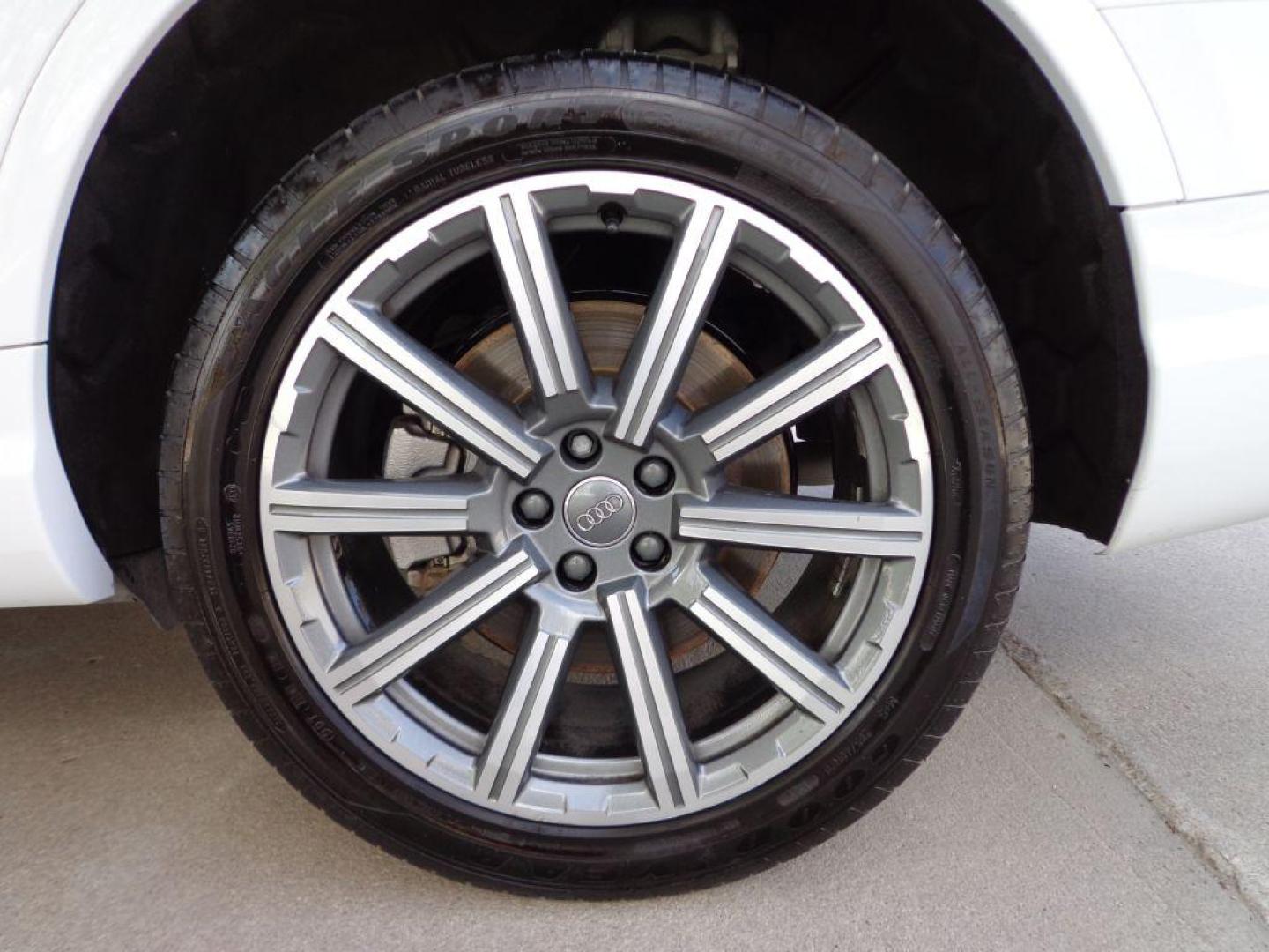 2018 WHITE AUDI Q7 PREMIUM PLUS (WA1LAAF77JD) with an 3.0L engine, Automatic transmission, located at 6610 L St., Omaha, NE, 68117, (402) 731-7800, 41.212872, -96.014702 - THIS VEHICLE HAS A BEEN FULLY INSPECTED AND HAS A CLEAN TITLE WITH A FREE CARFAX REPORT PROVIDED! *****We have found that most customers do the majority of their shopping online before visiting a ealership. For this reason we feel it necessary to have a competitive price on our used vehicles rig - Photo#10