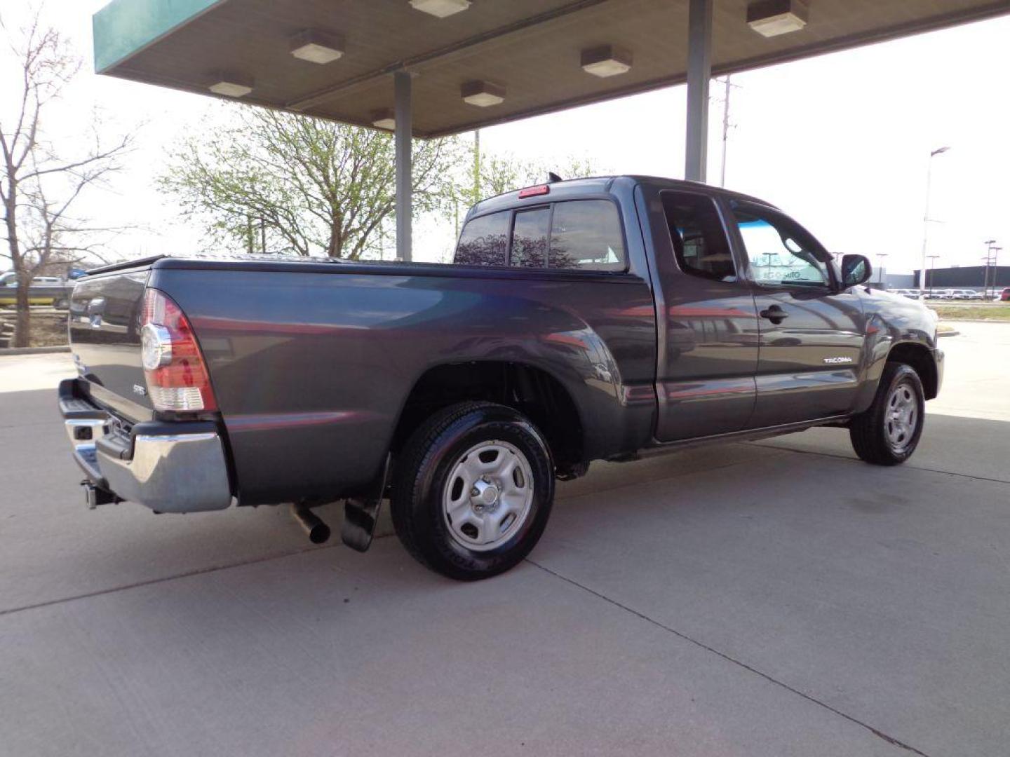 2015 GRAY TOYOTA TACOMA ACCESS CAB (5TFTX4CN1FX) with an 2.7L engine, Automatic transmission, located at 6610 L St., Omaha, NE, 68117, (402) 731-7800, 41.212872, -96.014702 - THIS VEHICLE HAS A BEEN FULLY INSPECTED AND HAS A CLEAN TITLE WITH A FREE CARFAX REPORT PROVIDED! SHARP RUST-FREE TACOMA WITH A CLEAN CARFAX, LOW MILEAGE AND NEW TIRES! *****We have found that most customers do the majority of their shopping online before visiting a ealership. For this reason - Photo#3