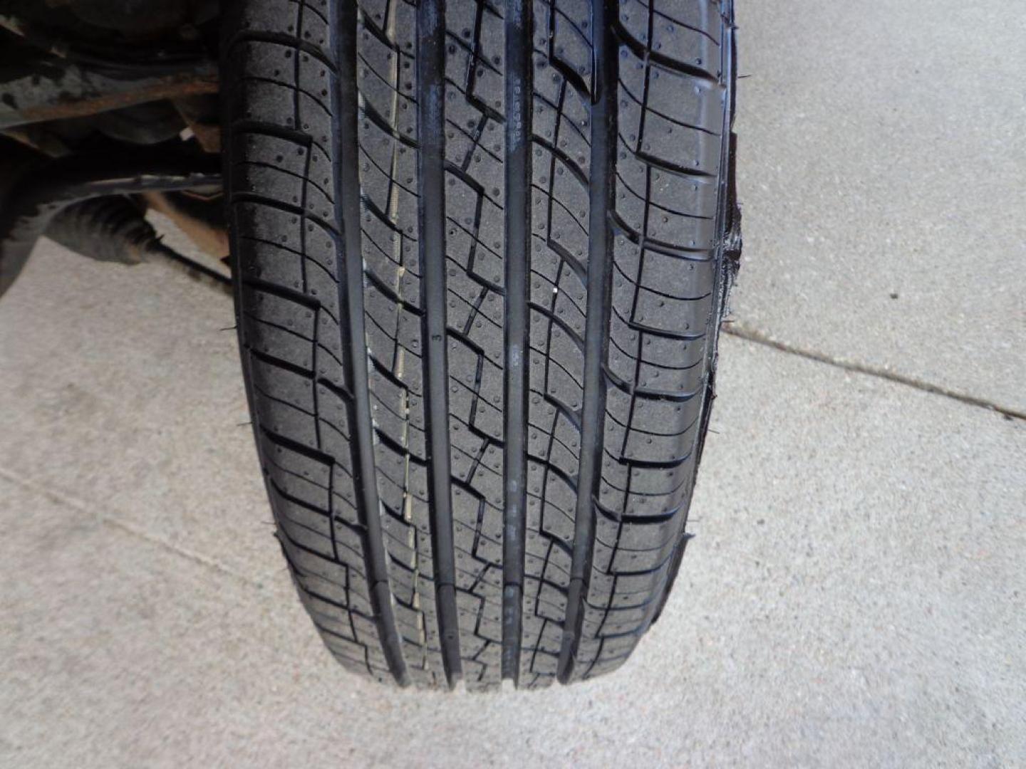 2015 GRAY TOYOTA TACOMA ACCESS CAB (5TFTX4CN1FX) with an 2.7L engine, Automatic transmission, located at 6610 L St., Omaha, NE, 68117, (402) 731-7800, 41.212872, -96.014702 - THIS VEHICLE HAS A BEEN FULLY INSPECTED AND HAS A CLEAN TITLE WITH A FREE CARFAX REPORT PROVIDED! SHARP RUST-FREE TACOMA WITH A CLEAN CARFAX, LOW MILEAGE AND NEW TIRES! *****We have found that most customers do the majority of their shopping online before visiting a ealership. For this reason - Photo#6