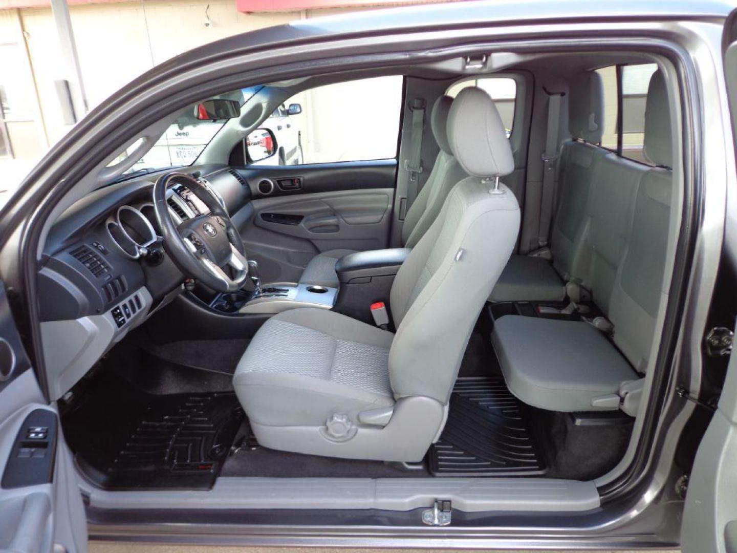 2015 GRAY TOYOTA TACOMA ACCESS CAB (5TFTX4CN1FX) with an 2.7L engine, Automatic transmission, located at 6610 L St., Omaha, NE, 68117, (402) 731-7800, 41.212872, -96.014702 - THIS VEHICLE HAS A BEEN FULLY INSPECTED AND HAS A CLEAN TITLE WITH A FREE CARFAX REPORT PROVIDED! SHARP RUST-FREE TACOMA WITH A CLEAN CARFAX, LOW MILEAGE AND NEW TIRES! *****We have found that most customers do the majority of their shopping online before visiting a ealership. For this reason - Photo#9