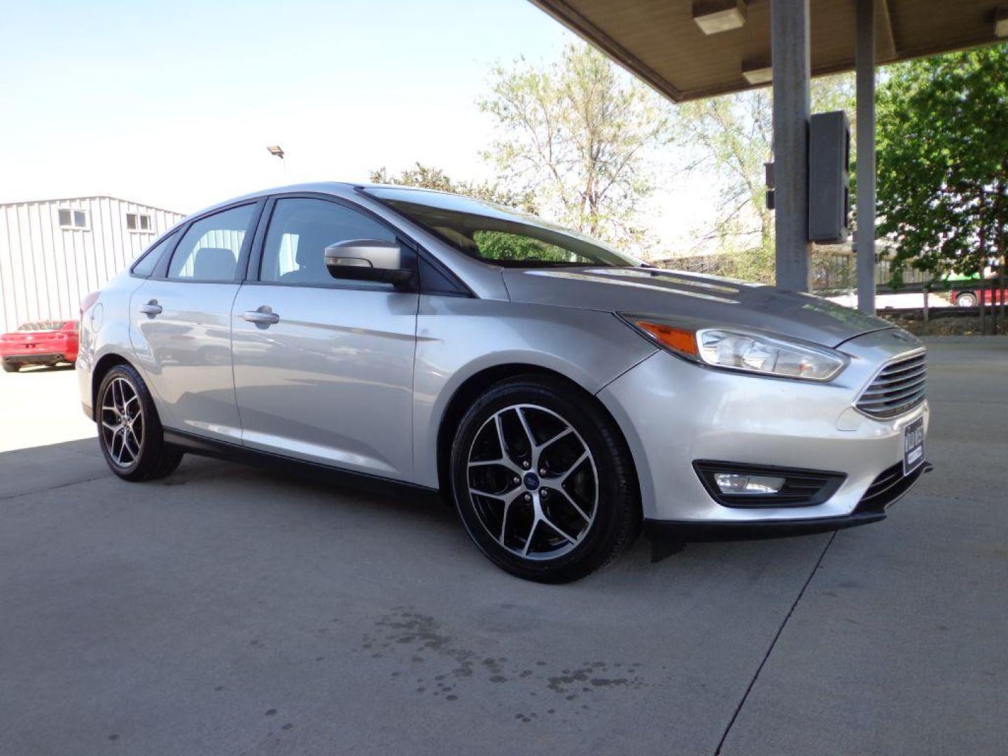 2018 SILVER FORD FOCUS SEL (1FADP3H21JL) with an 2.0L engine, Automatic transmission, located at 6610 L St., Omaha, NE, 68117, (402) 731-7800, 41.212872, -96.014702 - TRADE -IN WITH A SALVAGE TITLE. RUNS AND DRIVES GOOD WITH NEWER TIRES! *****We have found that most customers do the majority of their shopping online before visiting a ealership. For this reason we feel it necessary to have a competitive price on our used vehicles right up front. We spend time - Photo#2