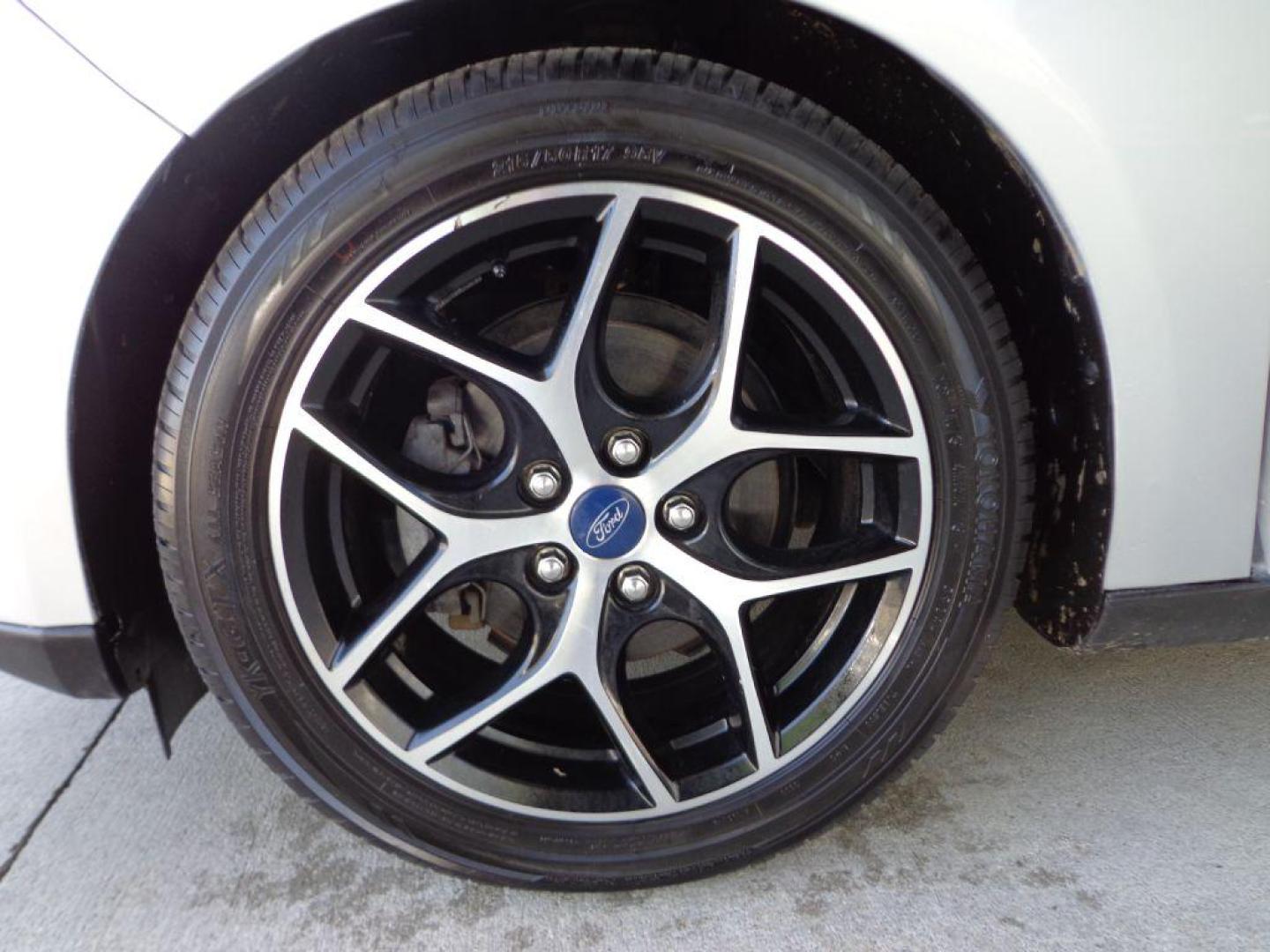2018 SILVER FORD FOCUS SEL (1FADP3H21JL) with an 2.0L engine, Automatic transmission, located at 6610 L St., Omaha, NE, 68117, (402) 731-7800, 41.212872, -96.014702 - TRADE -IN WITH A SALVAGE TITLE. RUNS AND DRIVES GOOD WITH NEWER TIRES! *****We have found that most customers do the majority of their shopping online before visiting a ealership. For this reason we feel it necessary to have a competitive price on our used vehicles right up front. We spend time - Photo#7