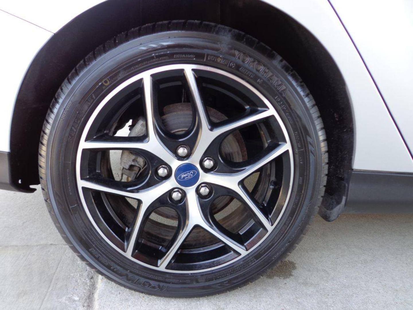 2018 SILVER FORD FOCUS SEL (1FADP3H21JL) with an 2.0L engine, Automatic transmission, located at 6610 L St., Omaha, NE, 68117, (402) 731-7800, 41.212872, -96.014702 - TRADE -IN WITH A SALVAGE TITLE. RUNS AND DRIVES GOOD WITH NEWER TIRES! *****We have found that most customers do the majority of their shopping online before visiting a ealership. For this reason we feel it necessary to have a competitive price on our used vehicles right up front. We spend time - Photo#9