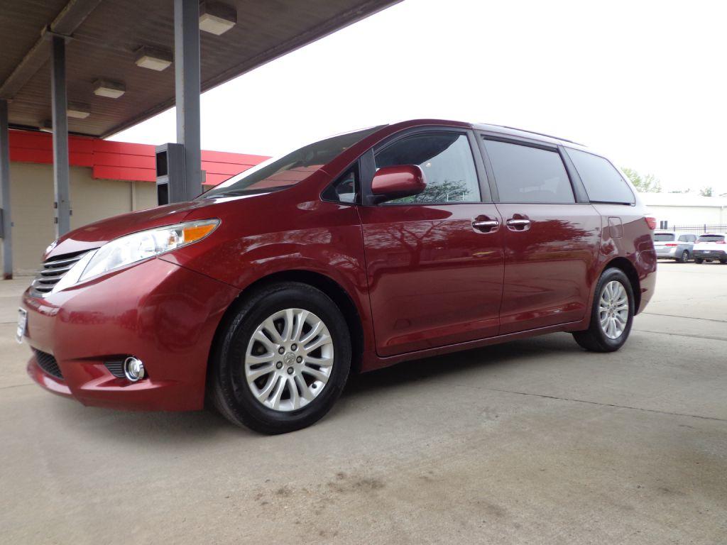 photo of 2015 TOYOTA SIENNA XLE