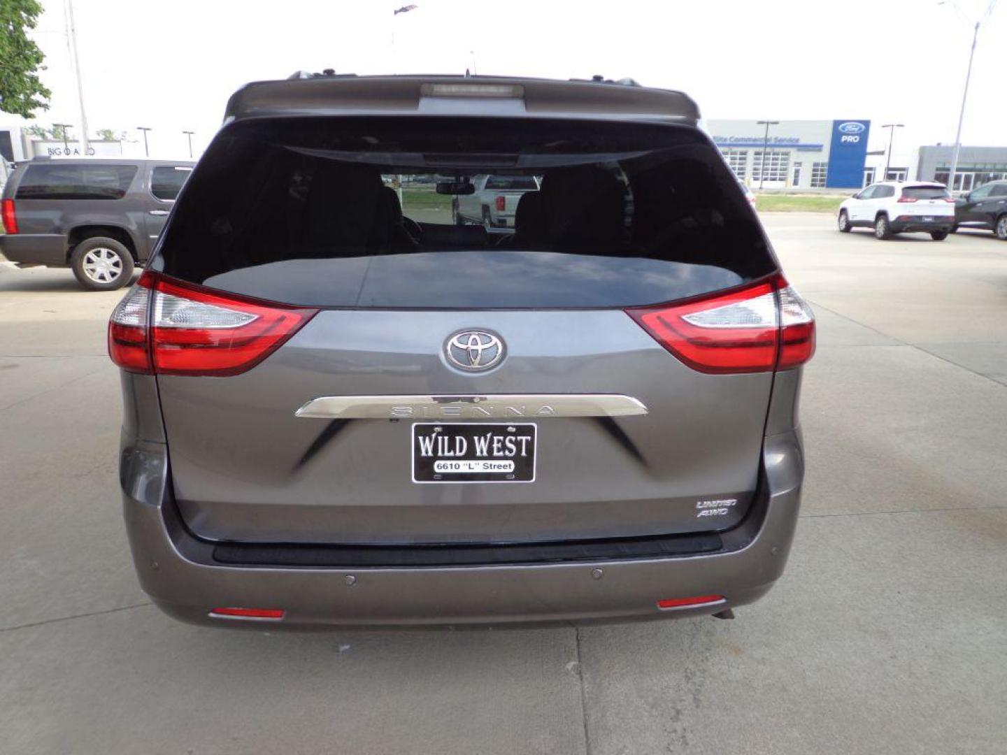 2017 GRAY TOYOTA SIENNA LIMITED PREMIUM (5TDDZ3DC1HS) with an 3.5L engine, Automatic transmission, located at 6610 L St., Omaha, NE, 68117, (402) 731-7800, 41.212872, -96.014702 - Photo#4