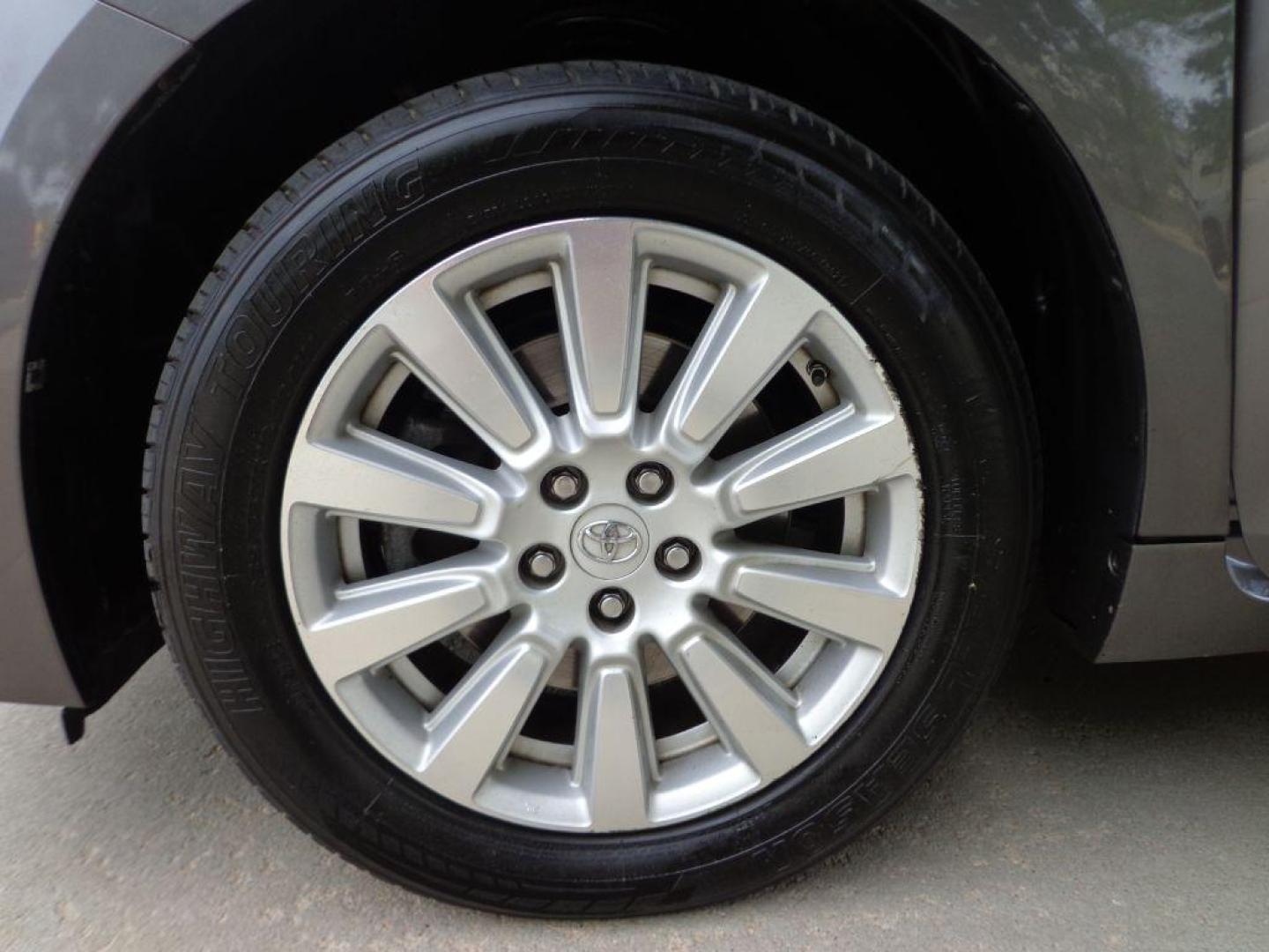 2017 GRAY TOYOTA SIENNA LIMITED PREMIUM (5TDDZ3DC1HS) with an 3.5L engine, Automatic transmission, located at 6610 L St., Omaha, NE, 68117, (402) 731-7800, 41.212872, -96.014702 - Photo#7