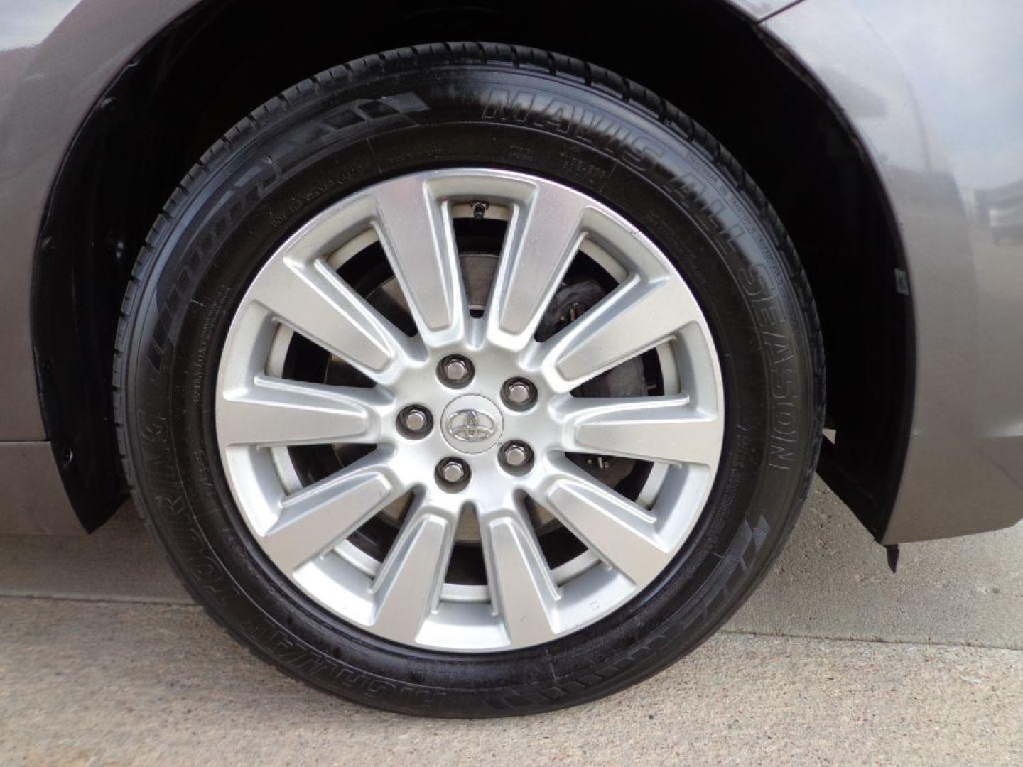 2017 GRAY TOYOTA SIENNA LIMITED PREMIUM (5TDDZ3DC1HS) with an 3.5L engine, Automatic transmission, located at 6610 L St., Omaha, NE, 68117, (402) 731-7800, 41.212872, -96.014702 - Photo#8