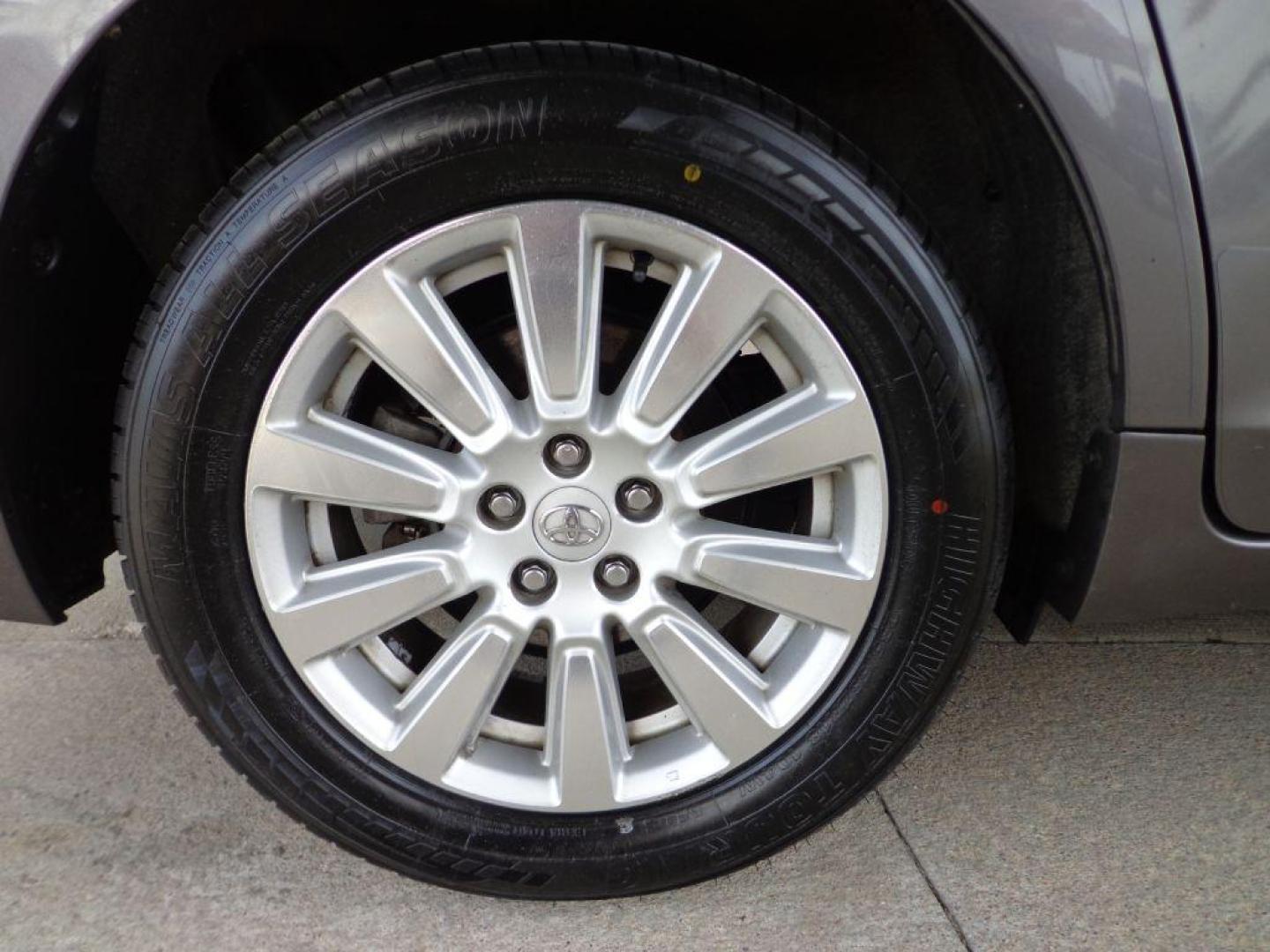 2017 GRAY TOYOTA SIENNA LIMITED PREMIUM (5TDDZ3DC1HS) with an 3.5L engine, Automatic transmission, located at 6610 L St., Omaha, NE, 68117, (402) 731-7800, 41.212872, -96.014702 - Photo#9