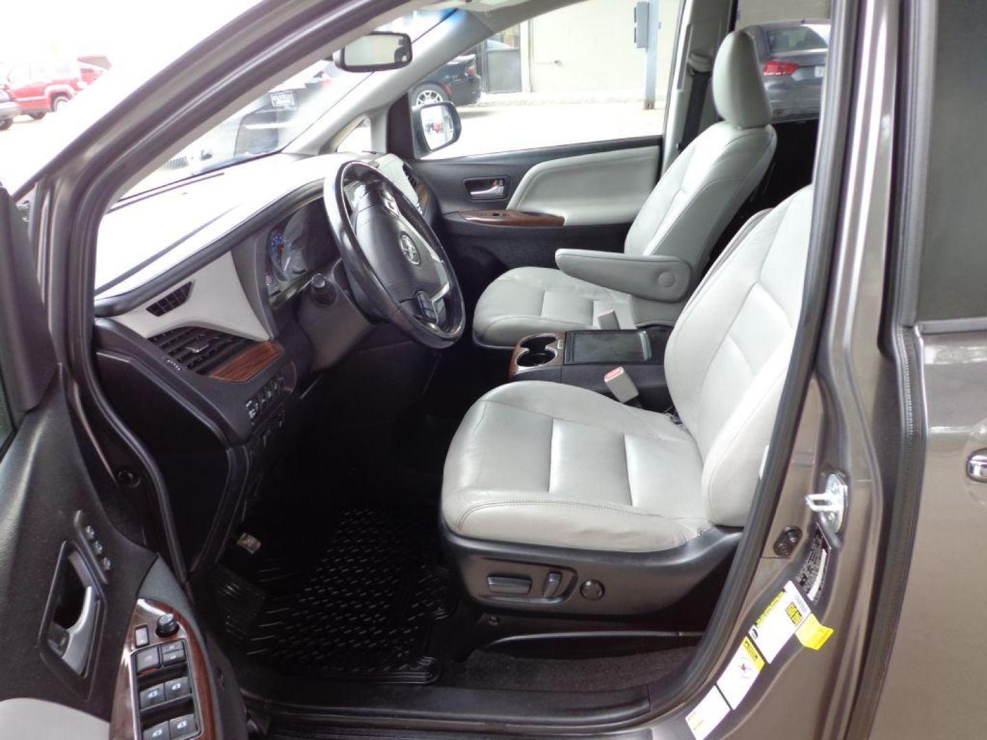 2017 GRAY TOYOTA SIENNA LIMITED PREMIUM (5TDDZ3DC1HS) with an 3.5L engine, Automatic transmission, located at 6610 L St., Omaha, NE, 68117, (402) 731-7800, 41.212872, -96.014702 - Photo#12