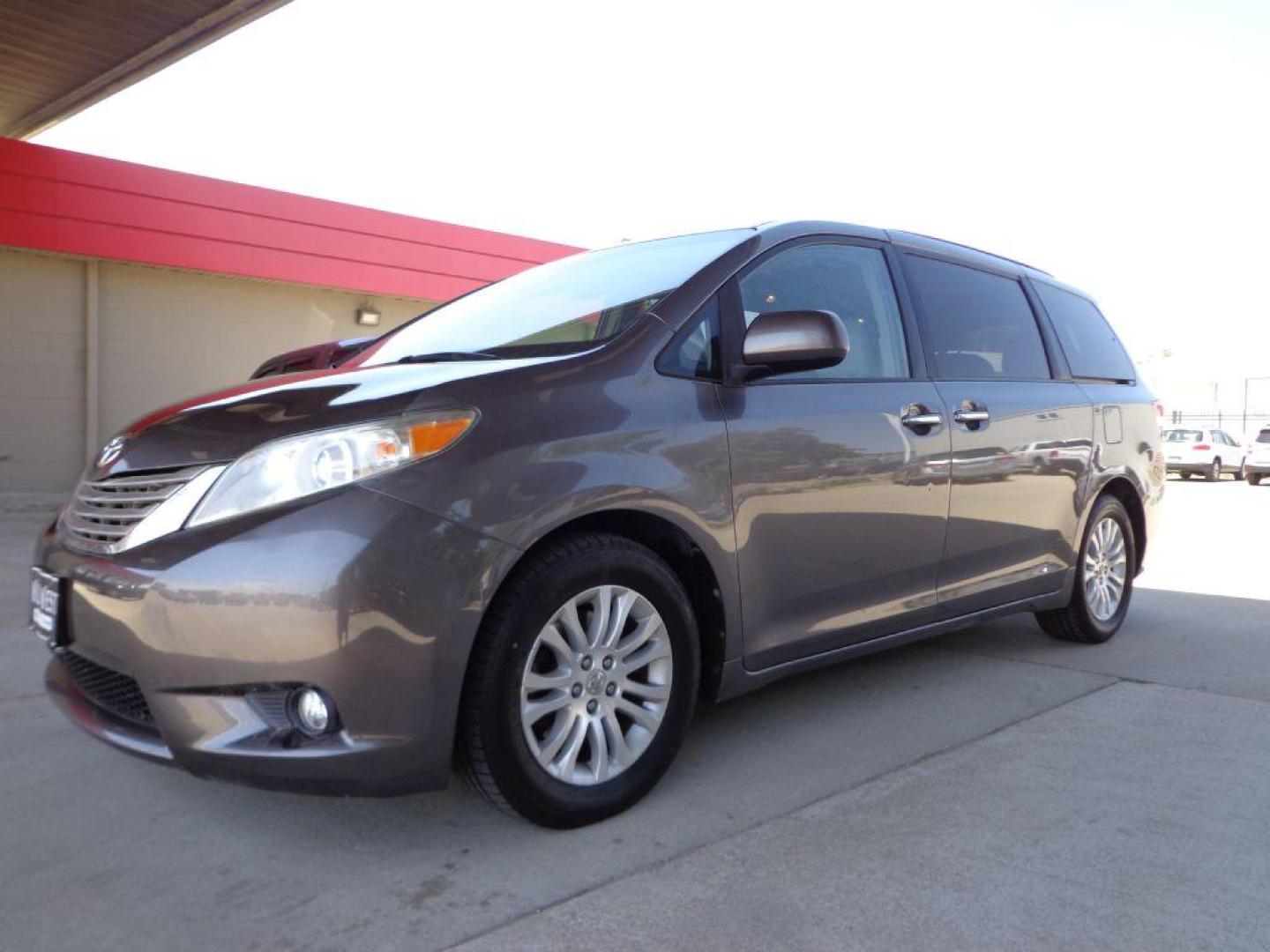 2014 Toyota Sienna XLE V6 7-Passenger Access Seat's photo