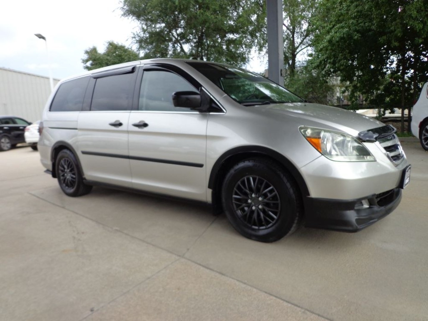 2007 SILVER HONDA ODYSSEY LX (5FNRL38257B) with an 3.5L engine, Automatic transmission, located at 6610 L St., Omaha, NE, 68117, (402) 731-7800, 41.212872, -96.014702 - THIS VEHICLE HAS A BEEN FULLY INSPECTED AND HAS A CLEAN TITLE WITH A FREE CARFAX REPORT PROVIDED! FRESH TRADE-IN. WELL CARED FOR VAN WITH A CLEAN CARFAX. *****We have found that most customers do the majority of their shopping online before visiting a ealership. For this reason we feel it nece- Photo#2