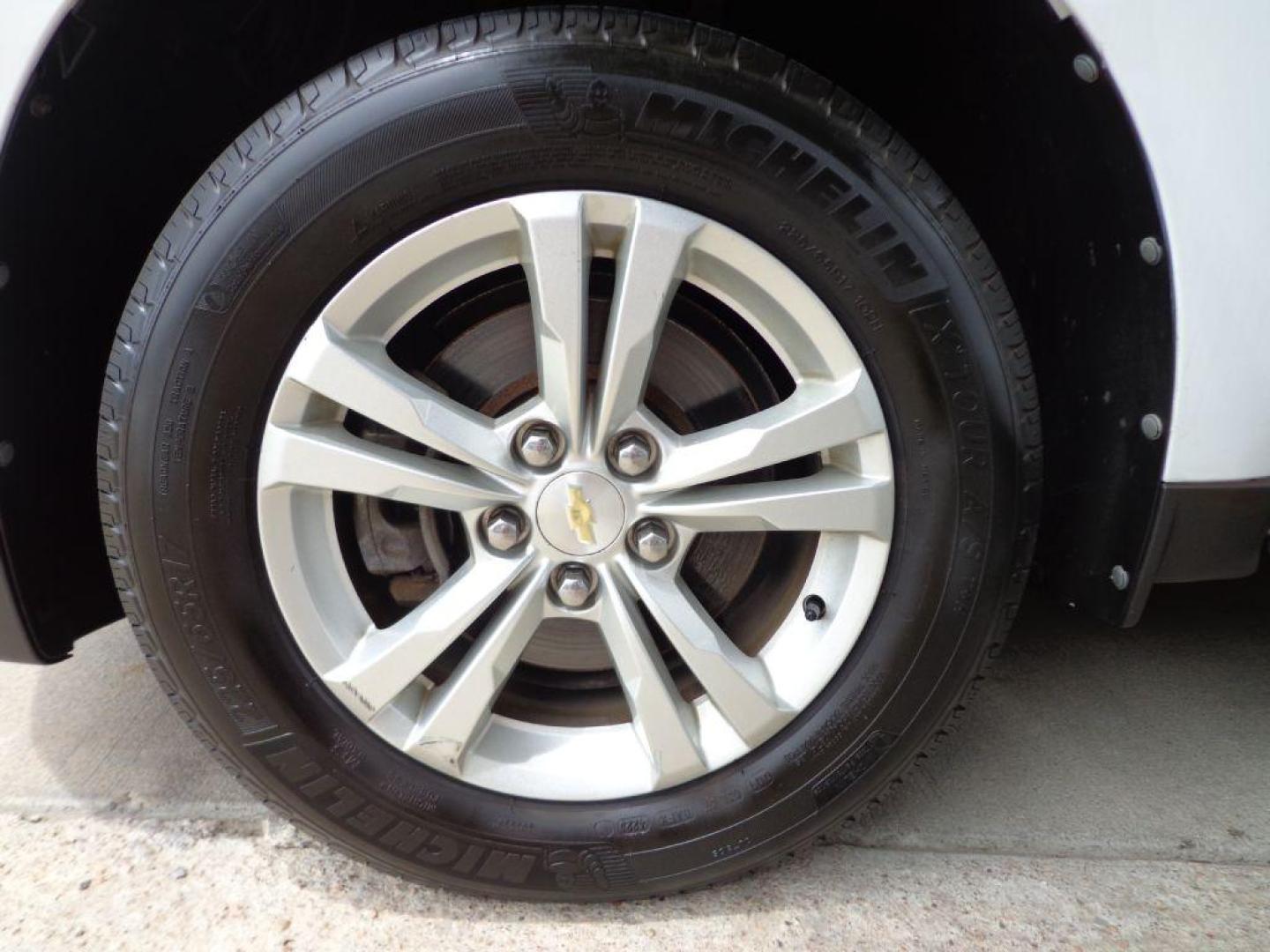 2010 WHITE CHEVROLET EQUINOX LT (2CNALDEW2A6) with an 2.4L engine, Automatic transmission, located at 6610 L St., Omaha, NE, 68117, (402) 731-7800, 41.212872, -96.014702 - THIS VEHICLE HAS A BEEN FULLY INSPECTED AND HAS A CLEAN TITLE WITH A FREE CARFAX REPORT PROVIDED! 2-OWNER TRADE-IN WITH A CLEAN CARFAX, READY TO GO! *****We have found that most customers do the majority of their shopping online before visiting a ealership. For this reason we feel it necessary - Photo#8