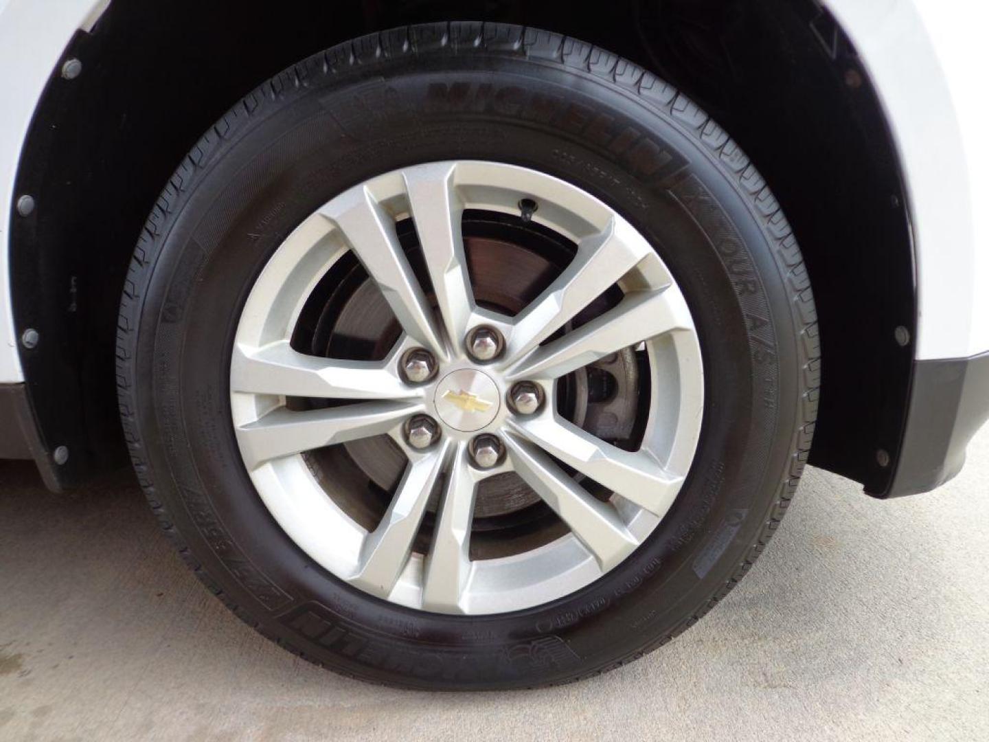 2010 WHITE CHEVROLET EQUINOX LT (2CNALDEW2A6) with an 2.4L engine, Automatic transmission, located at 6610 L St., Omaha, NE, 68117, (402) 731-7800, 41.212872, -96.014702 - THIS VEHICLE HAS A BEEN FULLY INSPECTED AND HAS A CLEAN TITLE WITH A FREE CARFAX REPORT PROVIDED! 2-OWNER TRADE-IN WITH A CLEAN CARFAX, READY TO GO! *****We have found that most customers do the majority of their shopping online before visiting a ealership. For this reason we feel it necessary - Photo#9